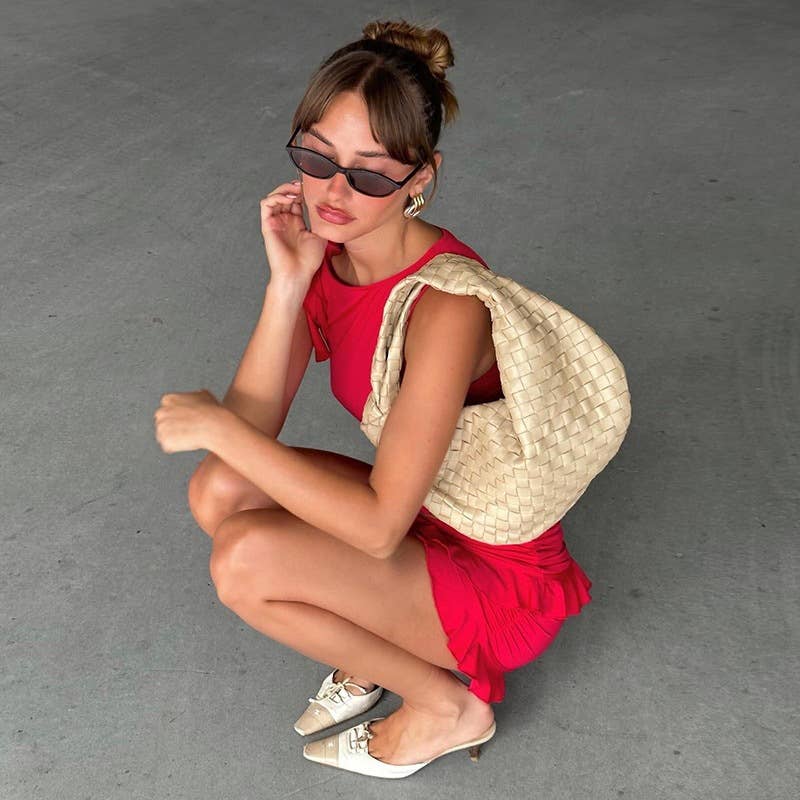 Round-neck vest and black ear-edge skirt set