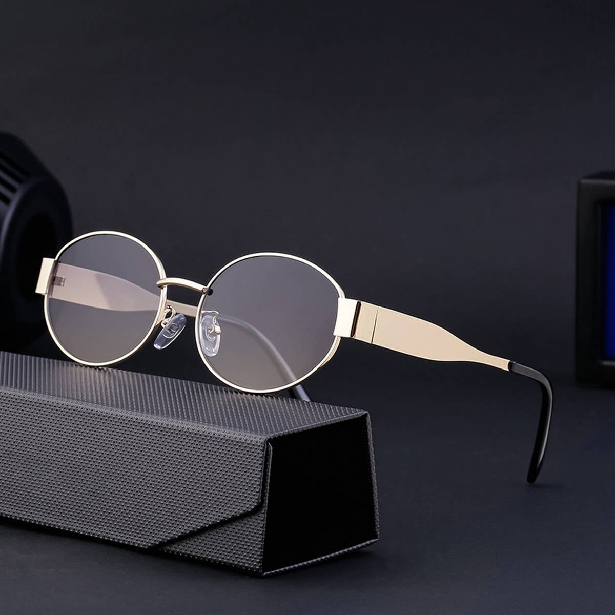 FASHIONABLE OVAL FRAME SUNGLASSES