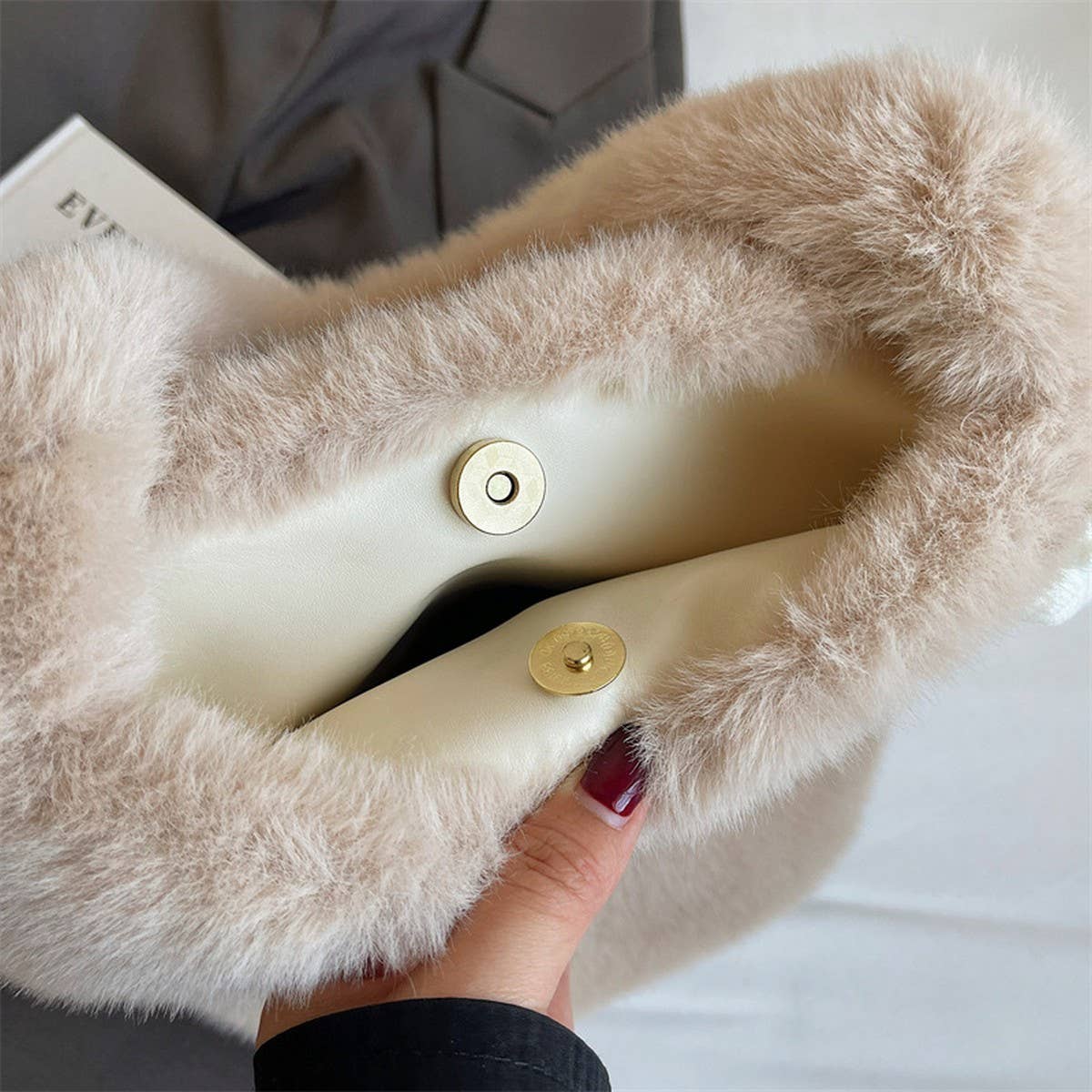 WINTER VERSATILE CASUAL SHOULDER PLUSH BAG_CWAB3947