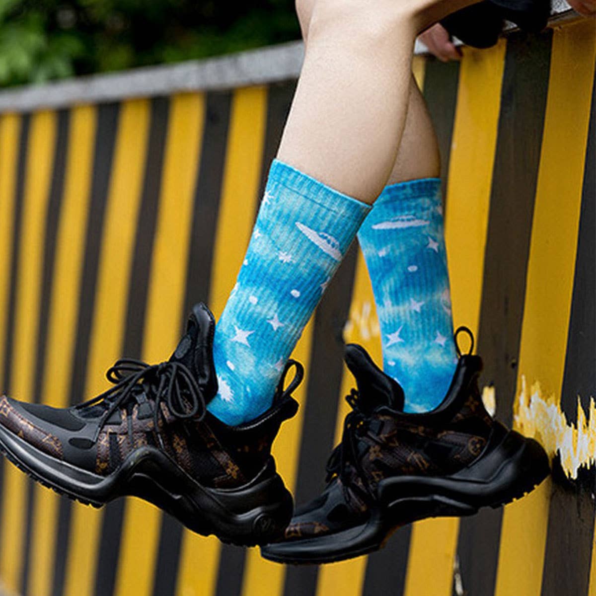 UNIVERSE PRINTED TIE DYED FASHION CREW SOCKS