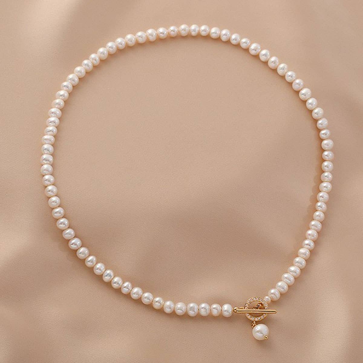 Simple and natural freshwater pearl necklace