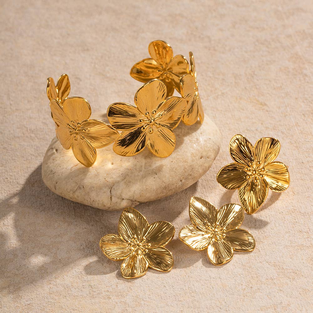 Two-piece set of golden flower stud rings