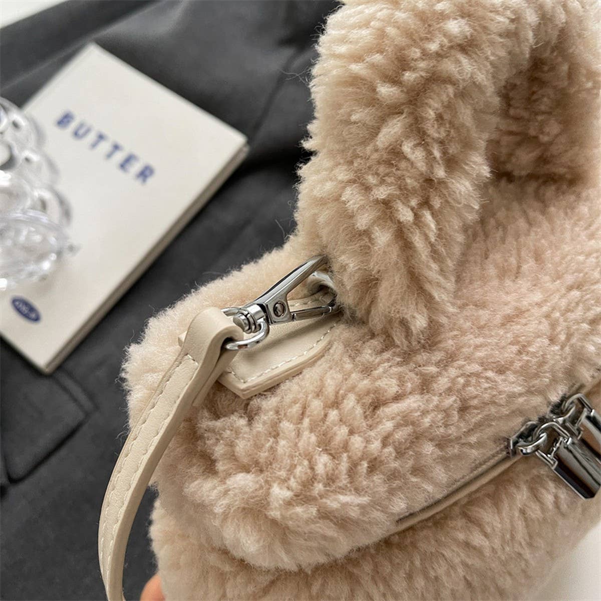 WINTER ONE-SHOULDER CROSSBODY LAMB PLUSH BAG_CWAB3924