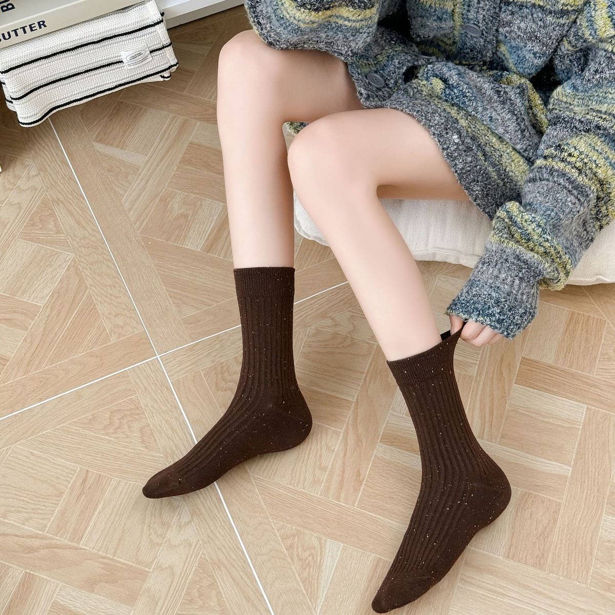 NEW SOLID COLOR CASUAL DOT YARN MIDDLE TUBE SOCKS
