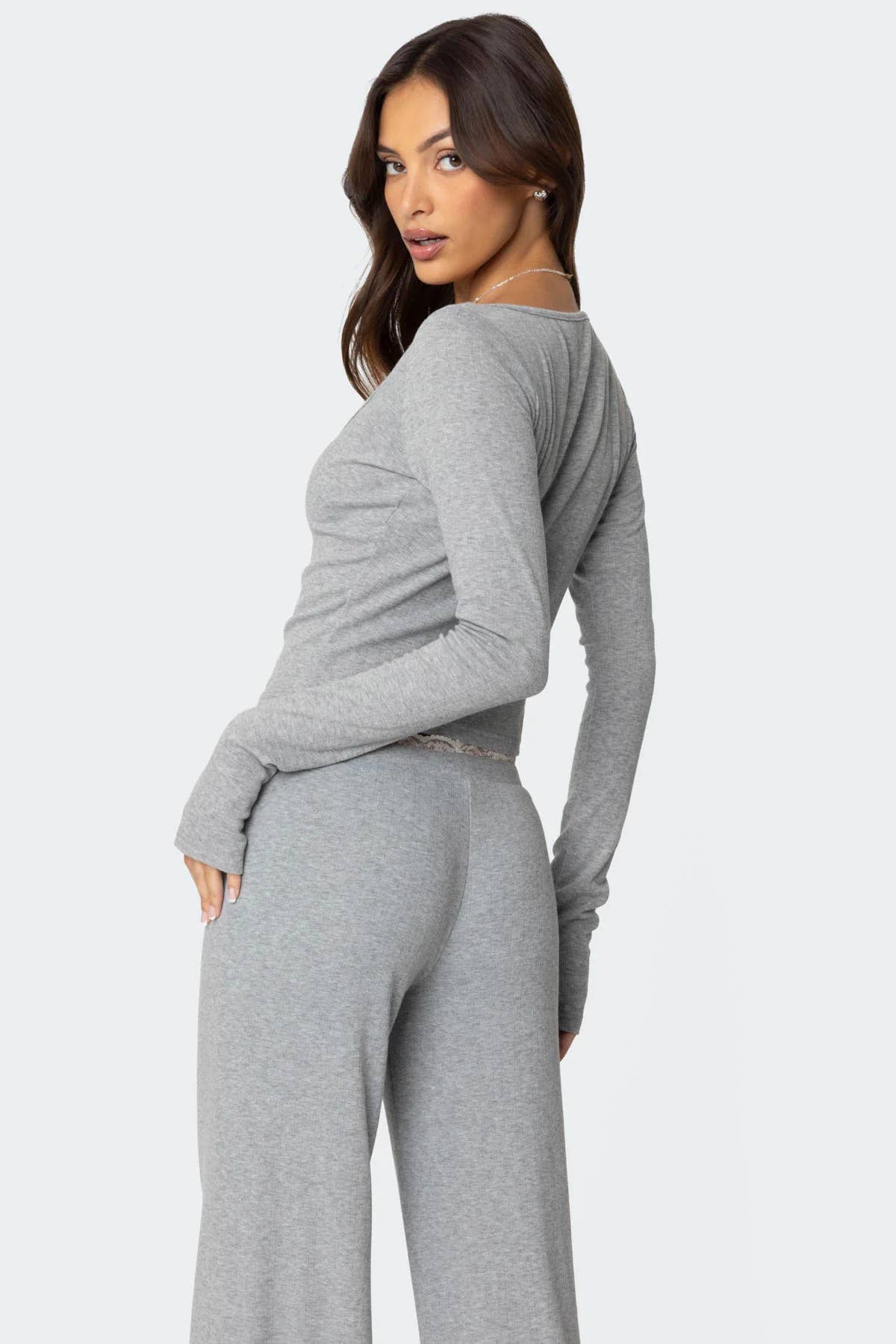 A form-fitting square-neck knitted casual suit