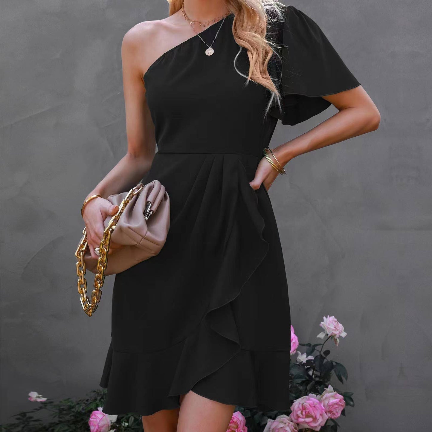 Ruffled dress with sloping shoulders