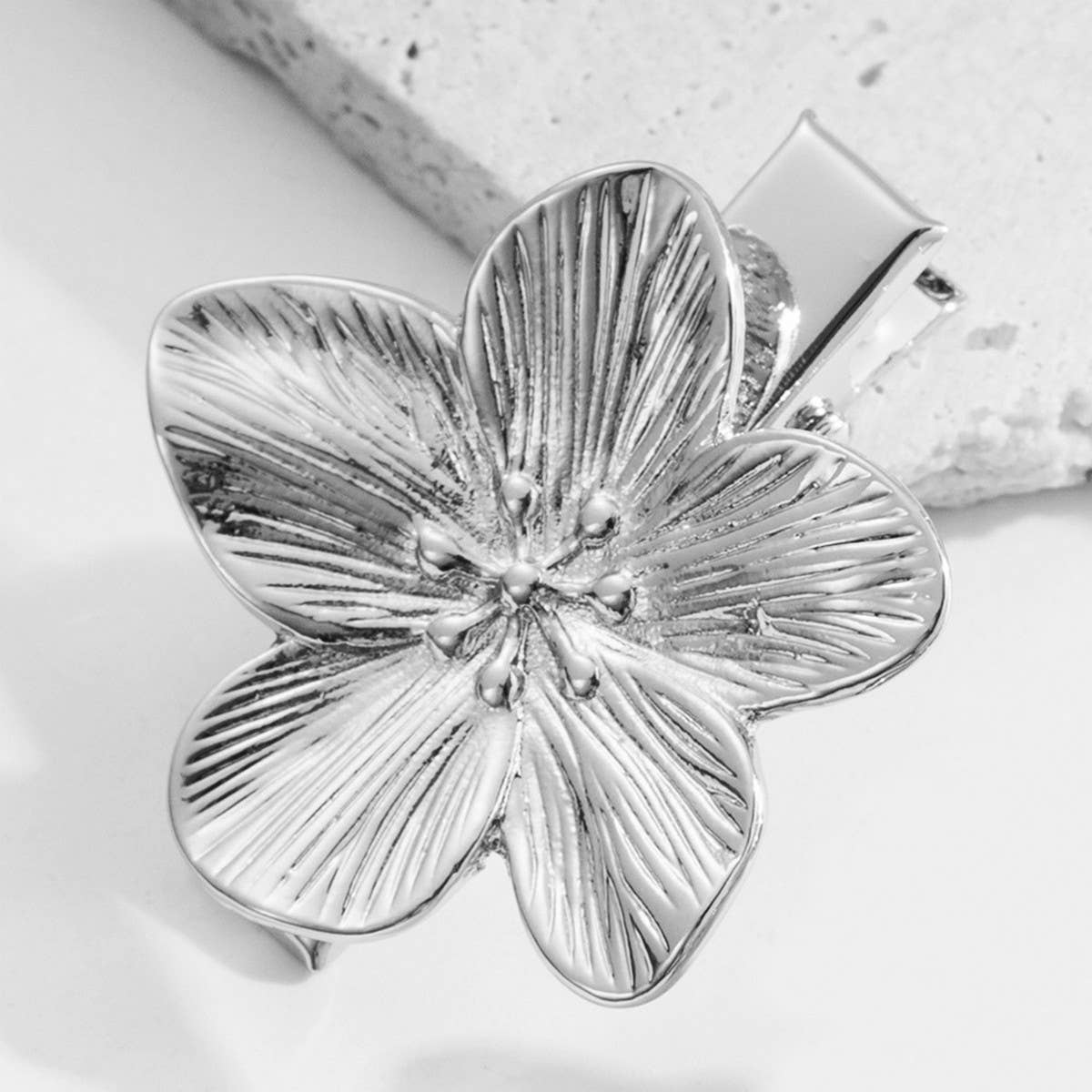 Metal Heart Flower Hair Clip ? Elegant & Minimal