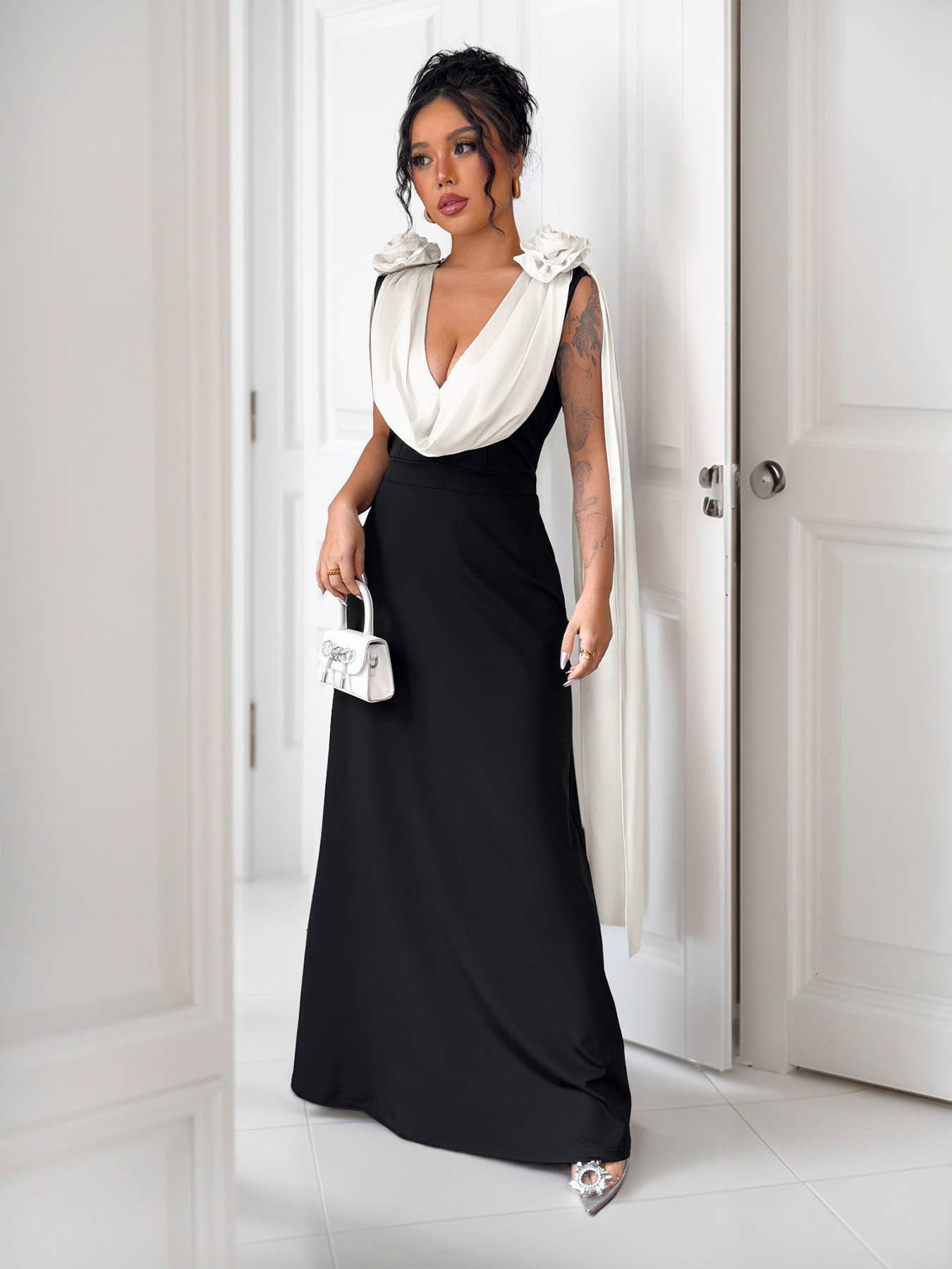 V-neck contrasting color sleeveless dress