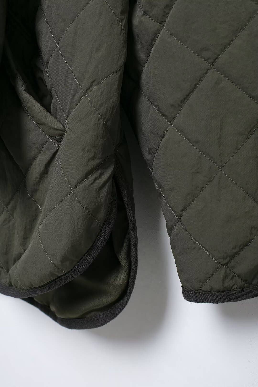 WEAR A SCARF AND COTTON SUIT IN A SOLID COLOR