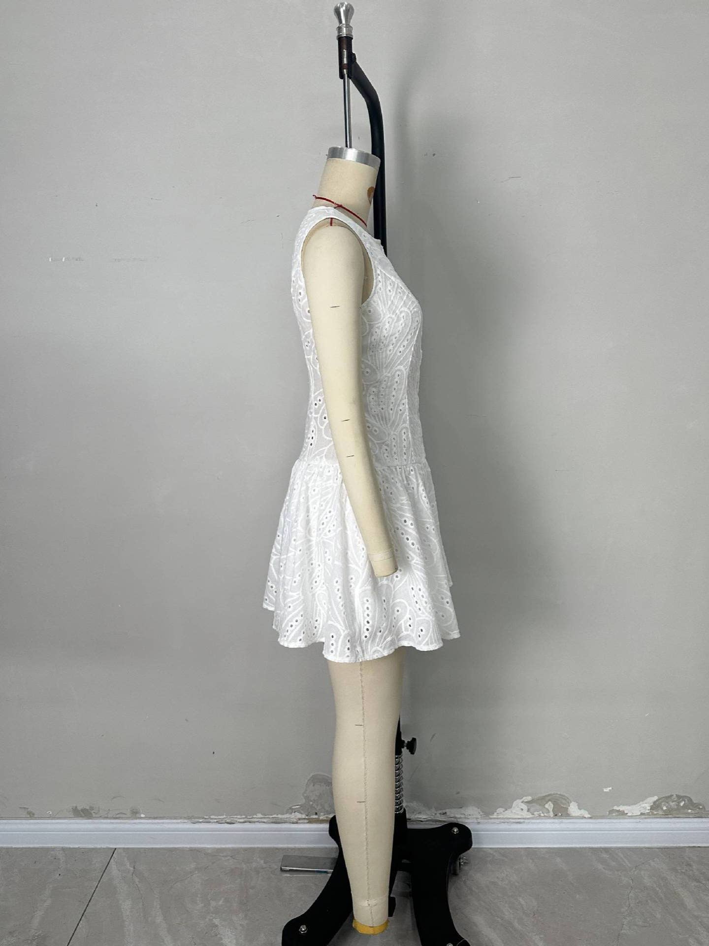 Simple fitted sleeveless single-breasted dress