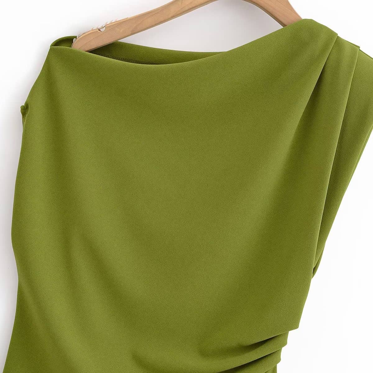 Off-the-shoulder houlder pads short dress