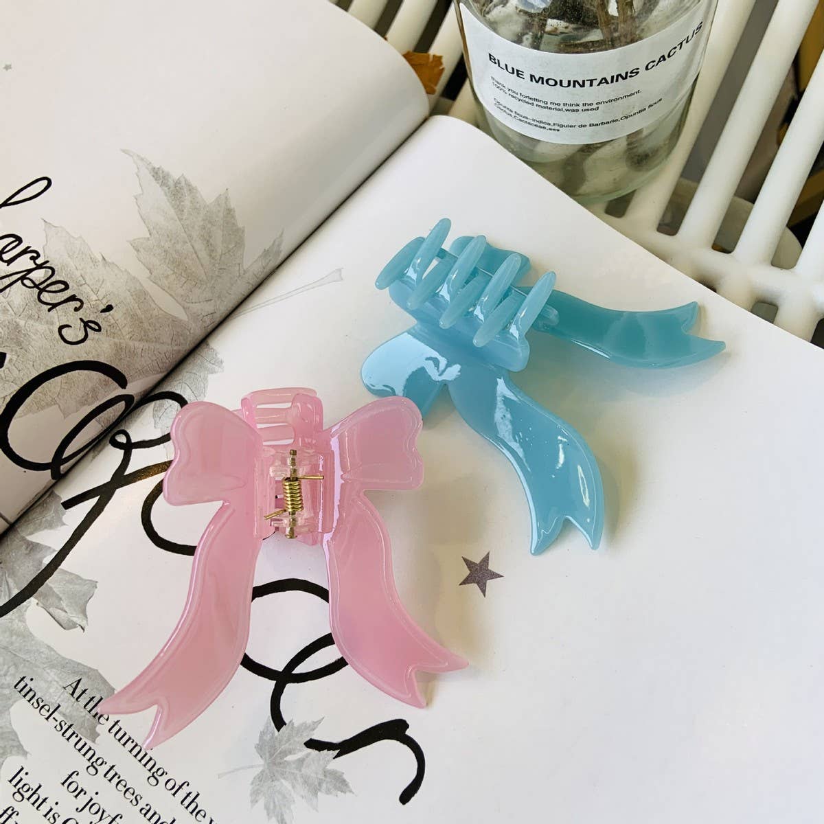 CWAHA1545_SOLID COLORED BOW STREAMERS HAIR CLAW CLIP