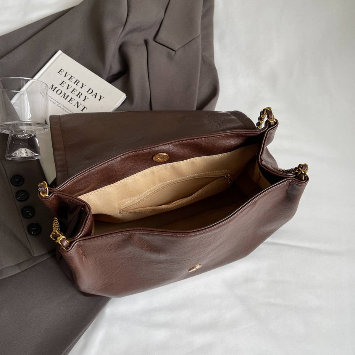 FASHIONABLE AND SIMPLE CASUAL MESSENGER BAG_CWAB3280