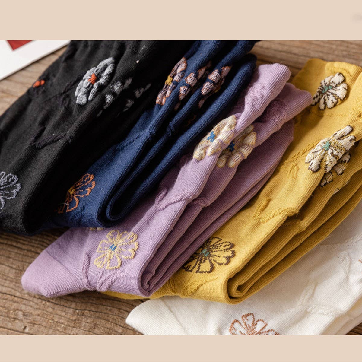 THREE-DIMENSIONAL RELIEF FLOWER MID-TUBE SOCKS