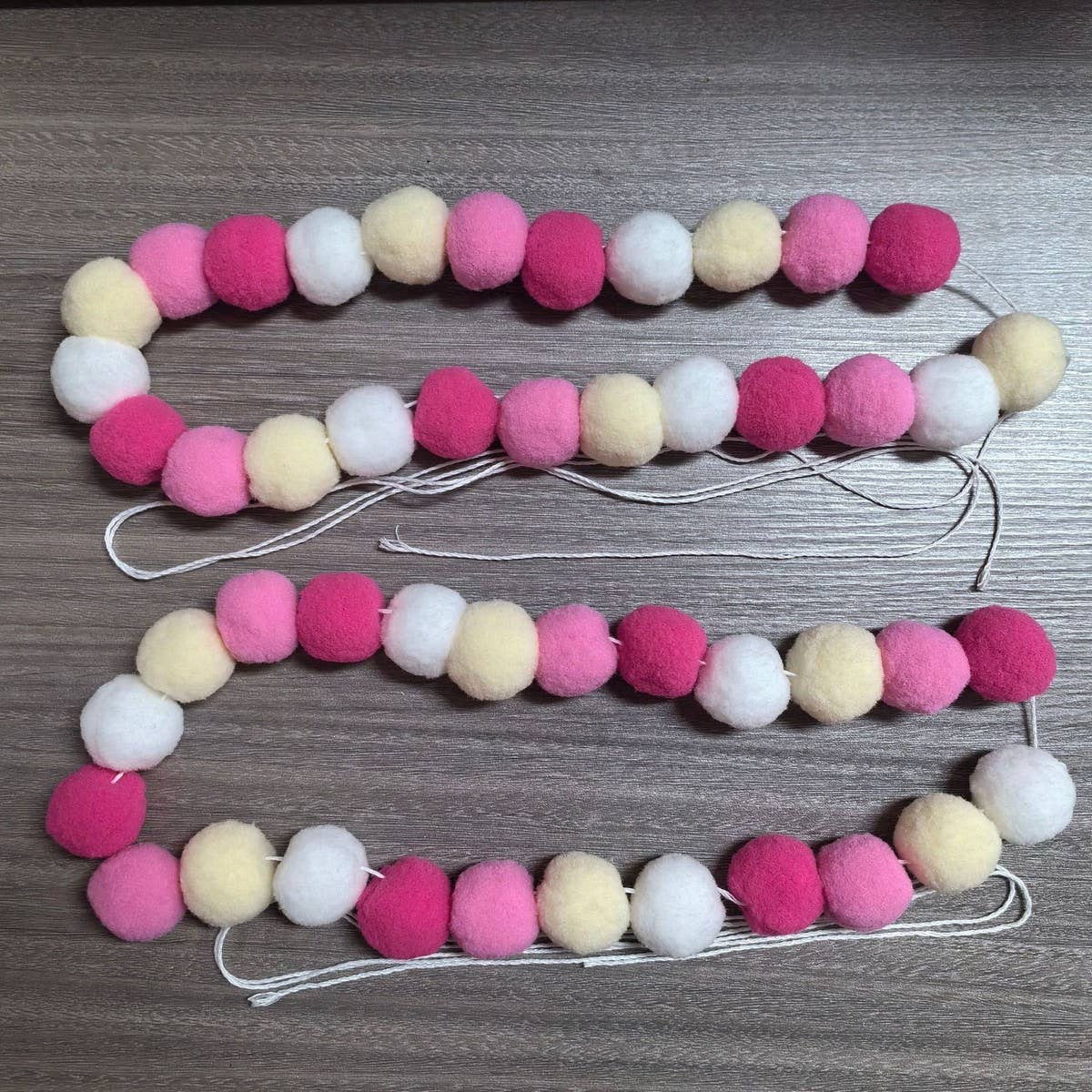 CWMM10238_2M PINK FELT BALL GARLAND 24 POM POM PARTY DECOR