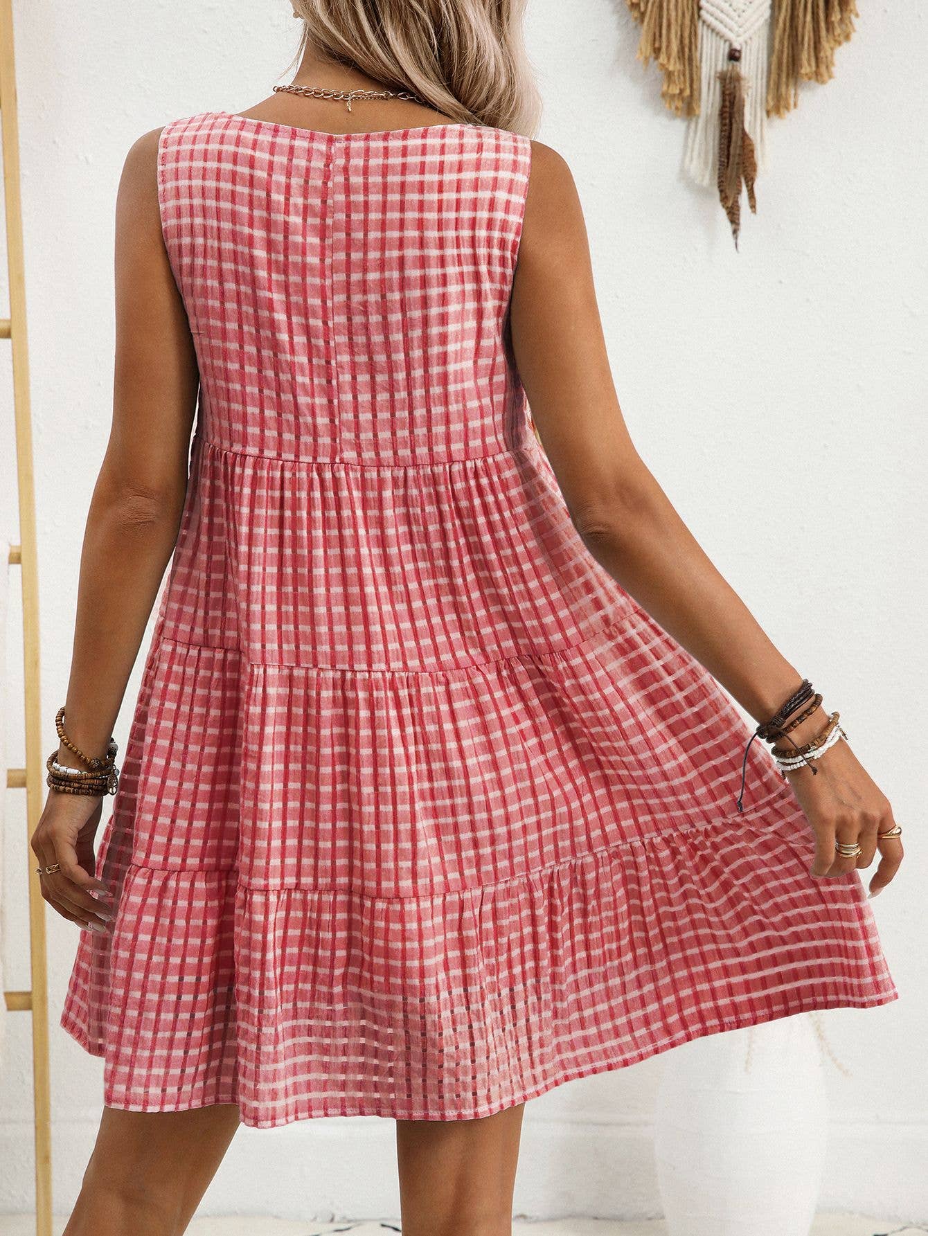 Loose, casual and flowing sleeveless plaid dress