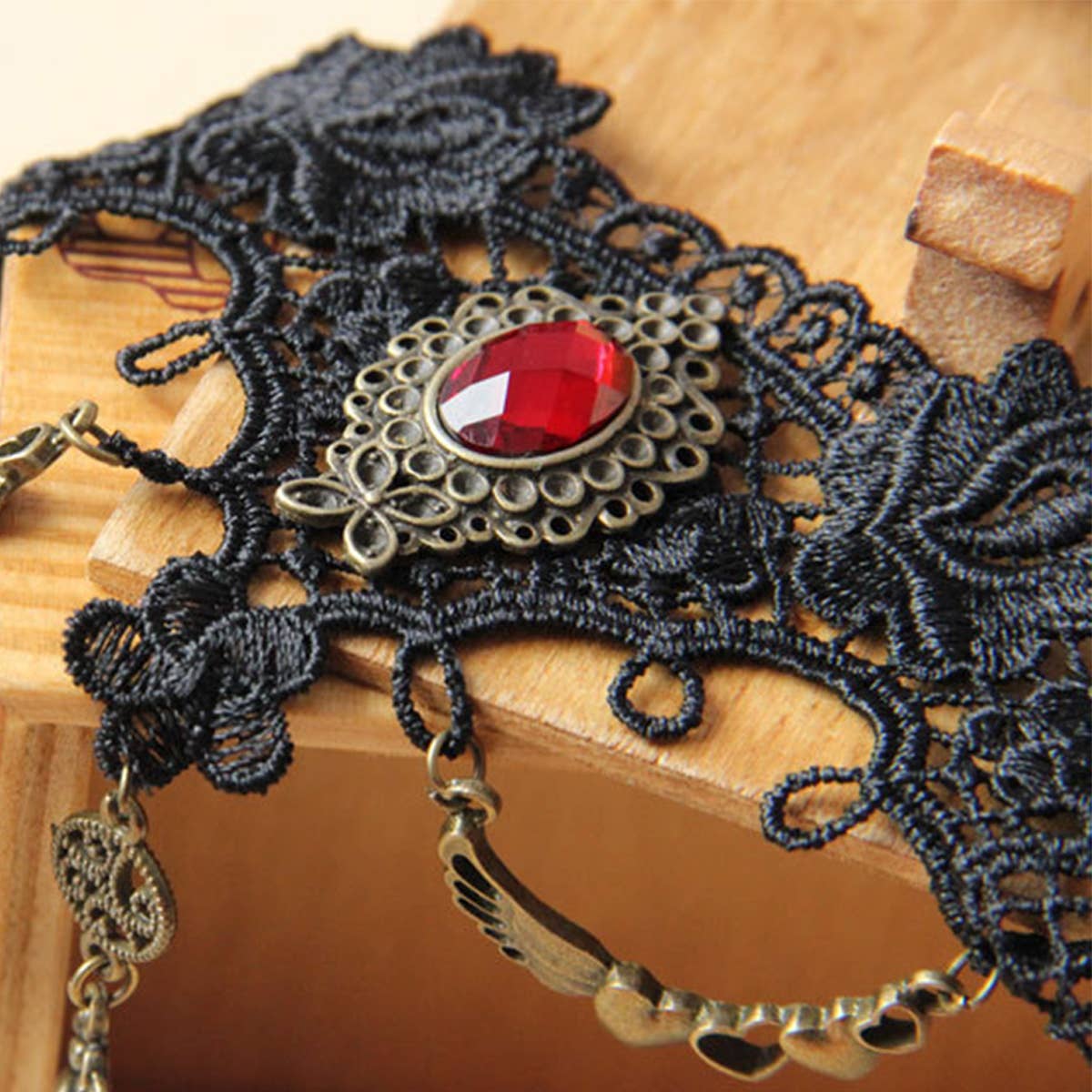 HALLOWEEN RETRO LOVE CRYSTAL LACE SHORT NECKLACE