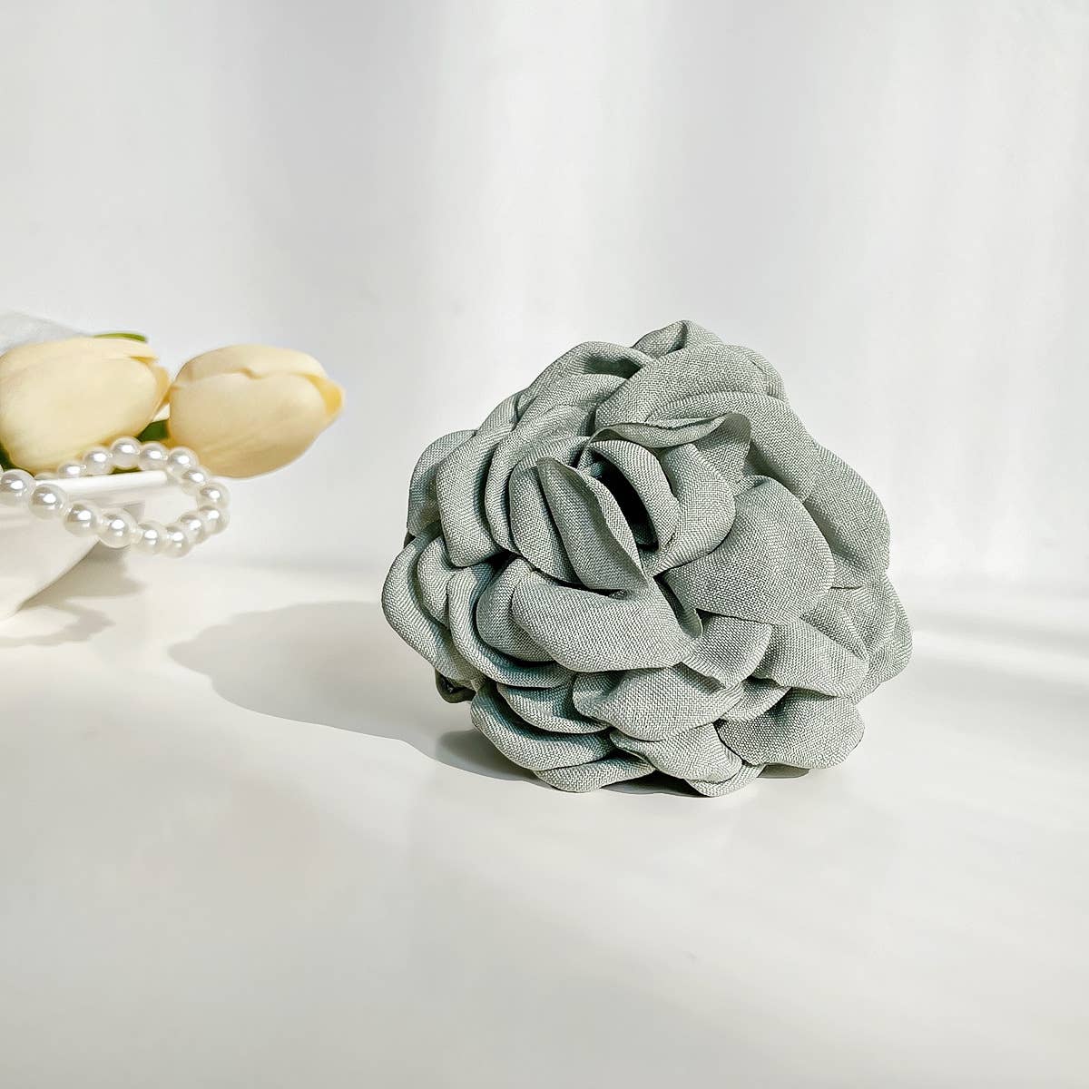 Three-dimensional solid fabric rose grasping clip