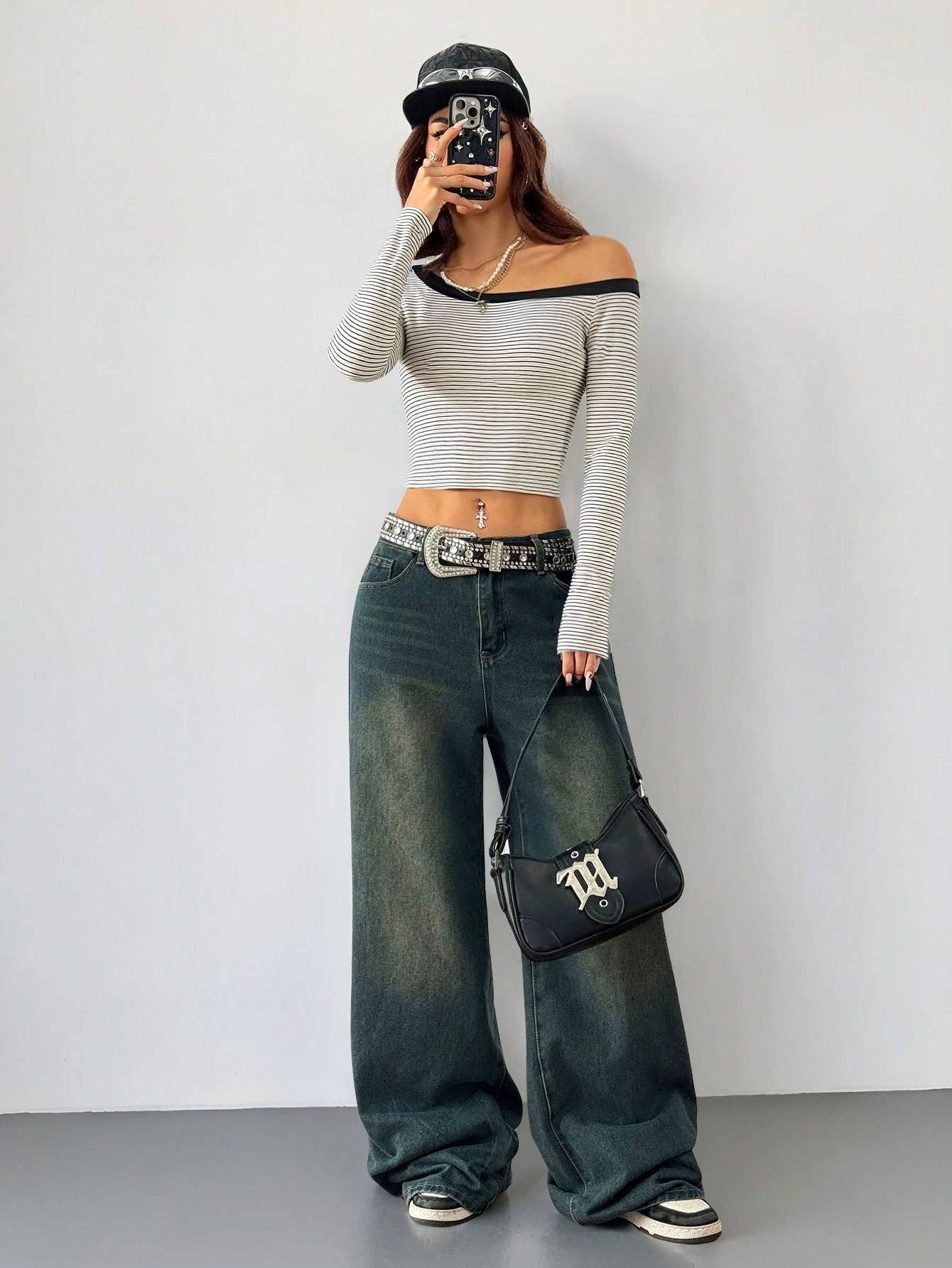 Striped off-the-shoulder long-sleeved T-shirt