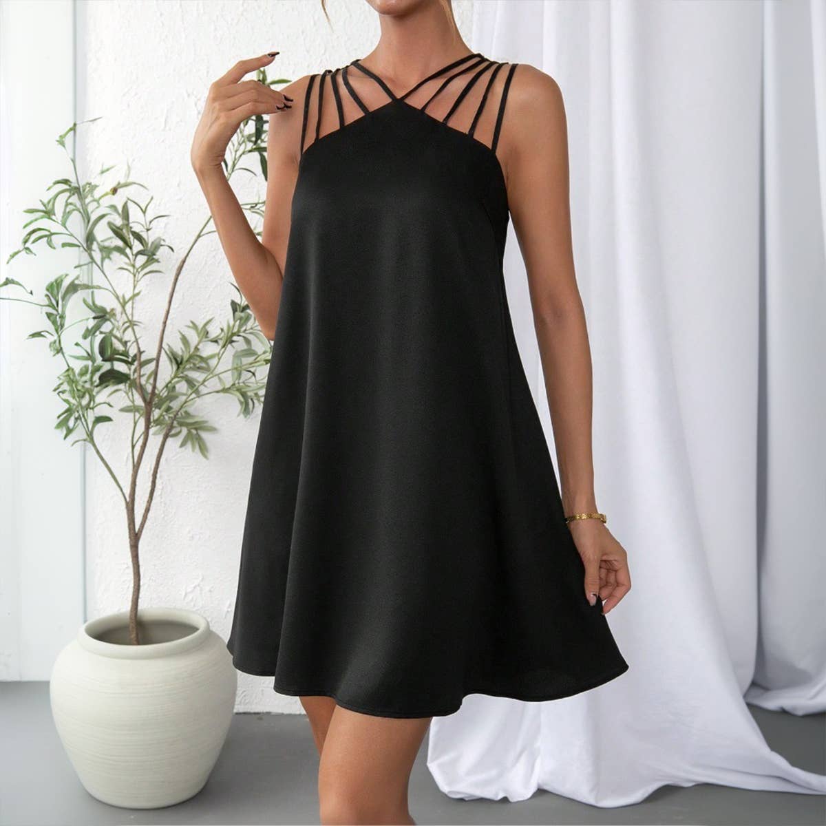 Sleeveless, loose and stylish short dress