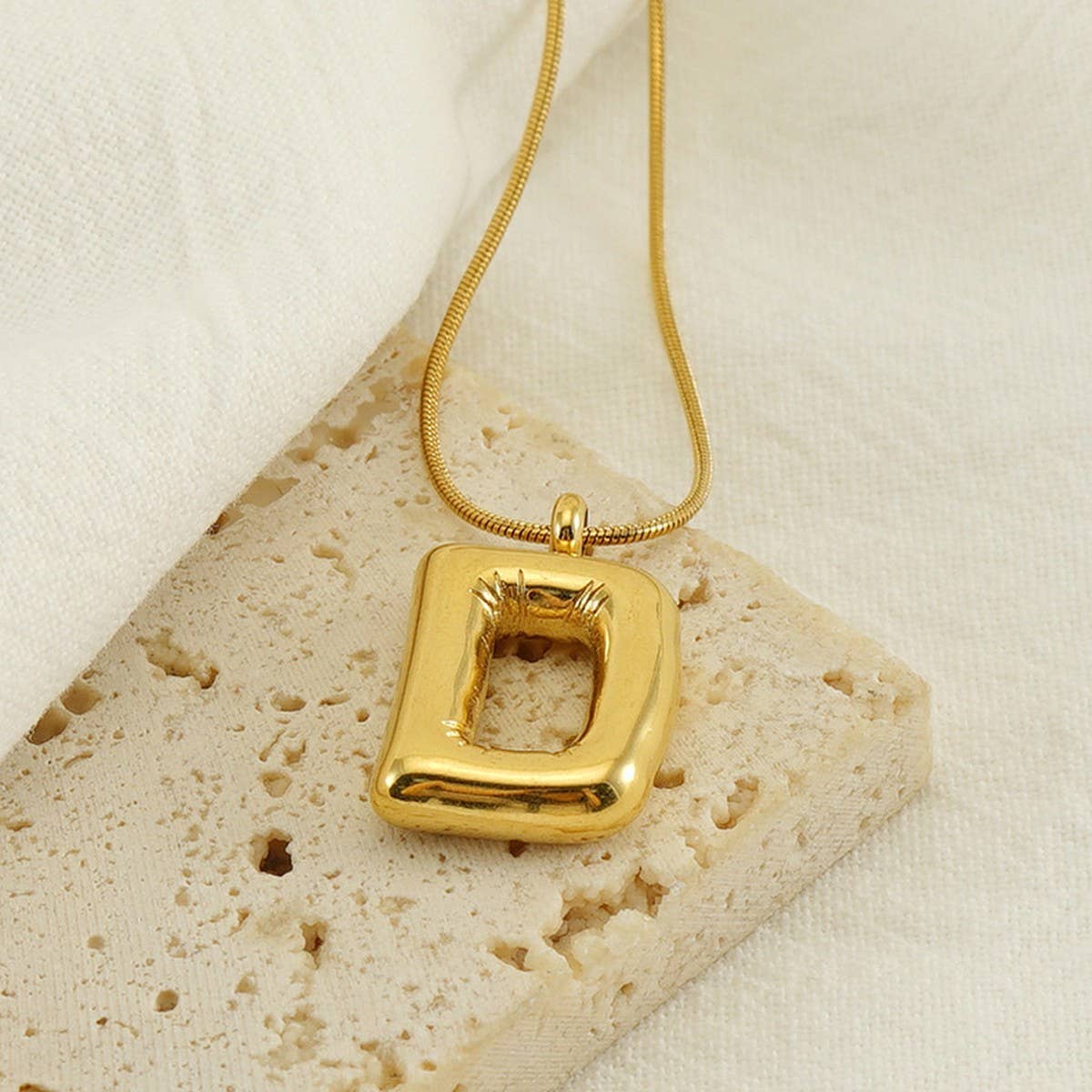 BALLOON STYLE 18K GOLD LETTER PENDANT NECKLACE_CWAJE0691