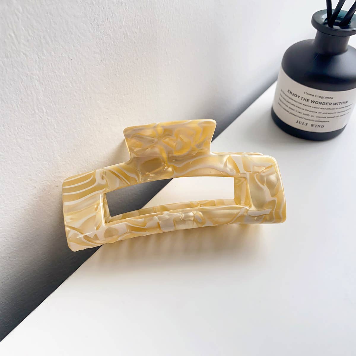 Retro and high-end acetate leopard hair clippers