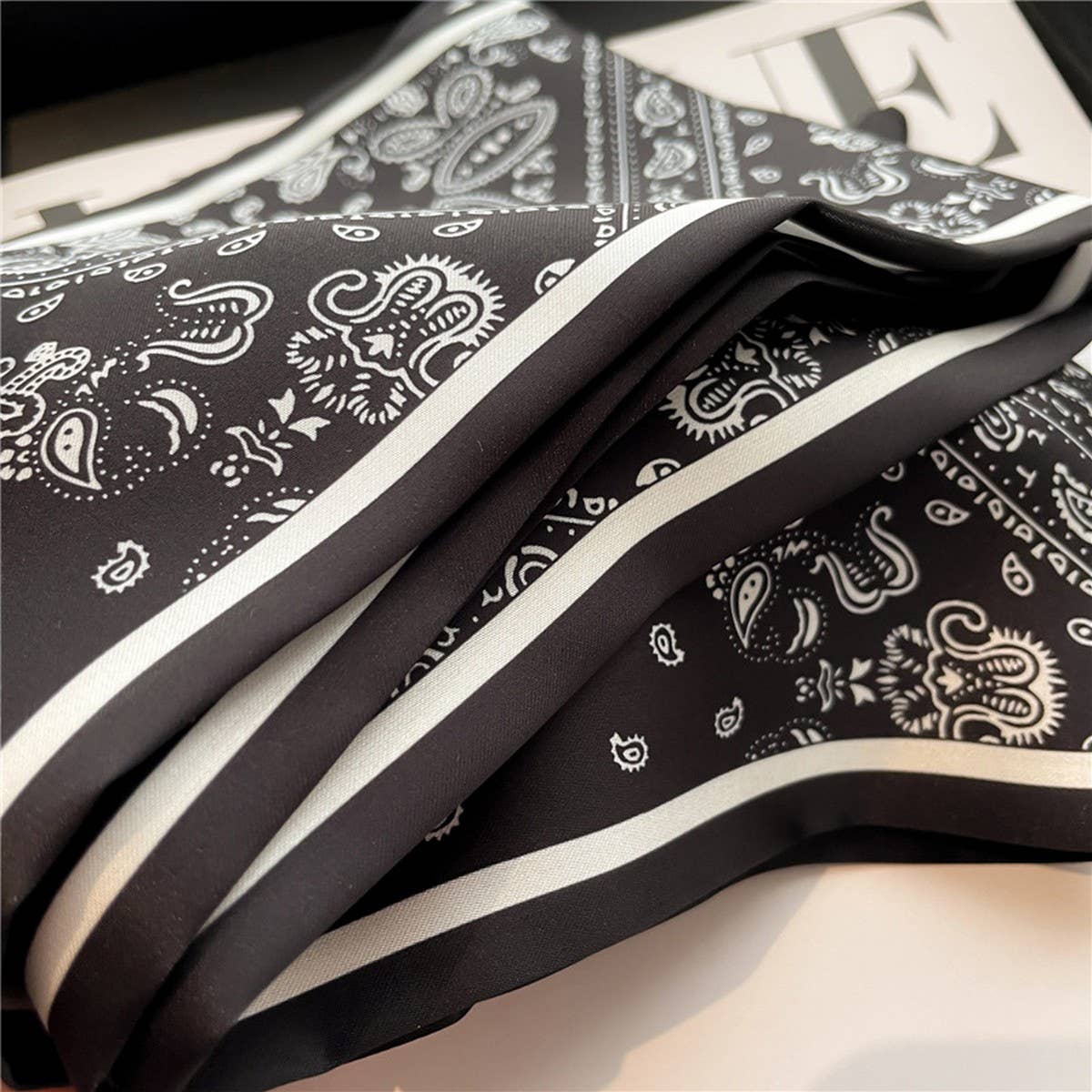 THIN FASHIONABLE AND VERSATILE SILK HEAD SCARF