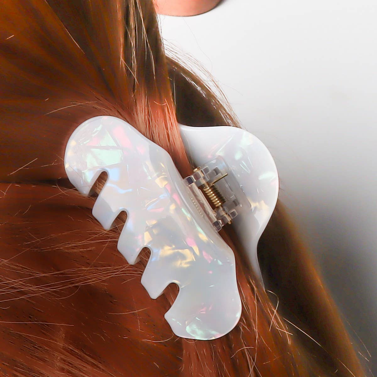 CWAHA1409_SIMPLE HAIR CLAW CLIP WHITE SHIMMER