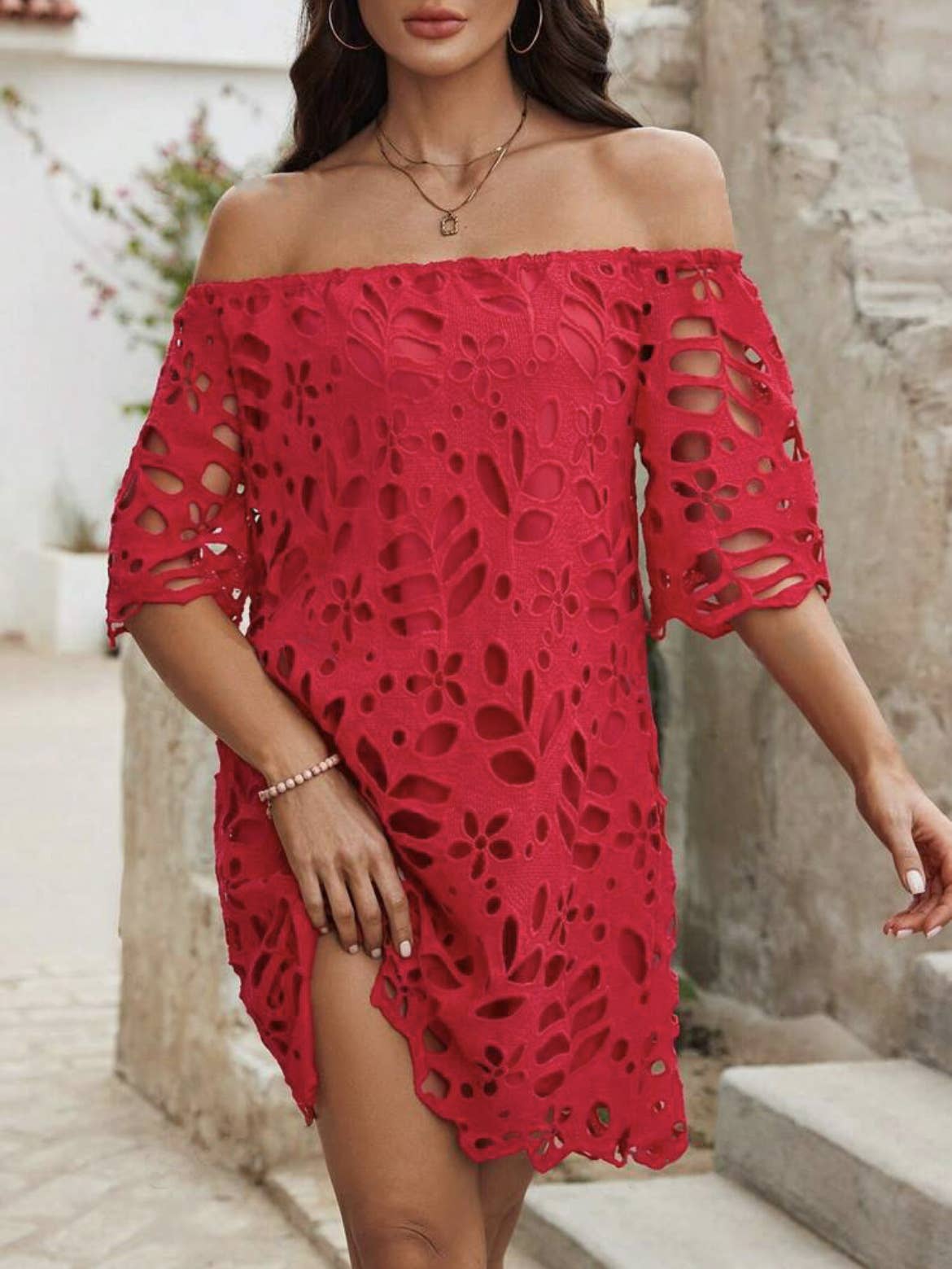 Lace dress with strapless shoulder cutout