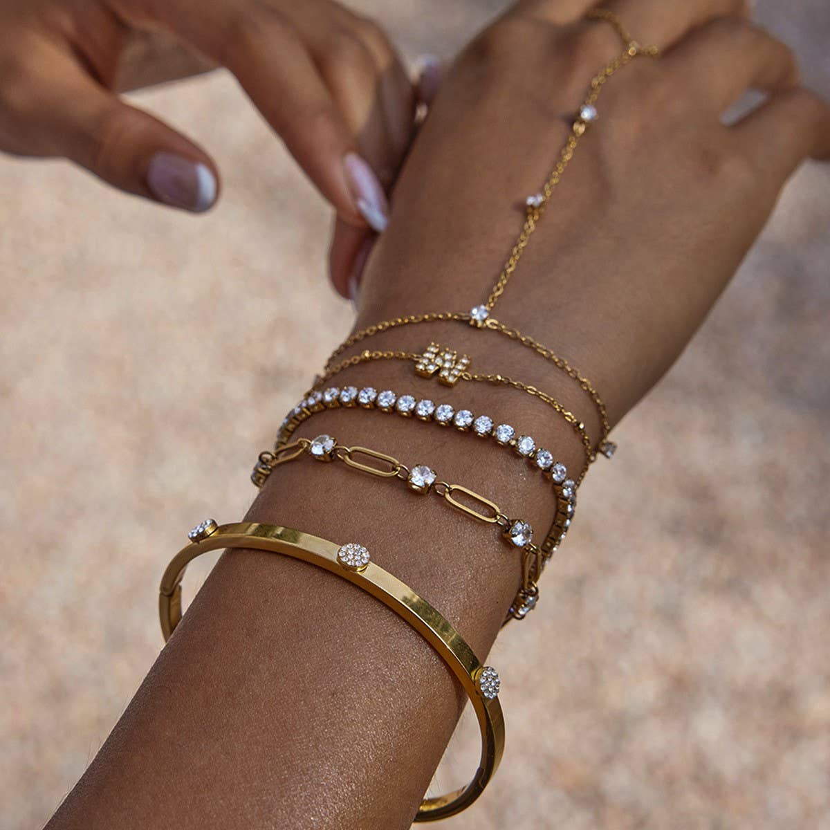 Classic 18K Gold Round White Zircon Open Bangle