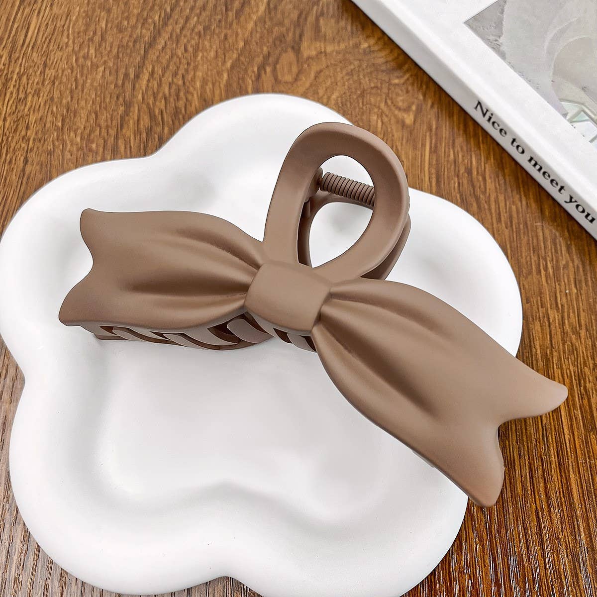 Versatile fashionable hollowed-out grab clip