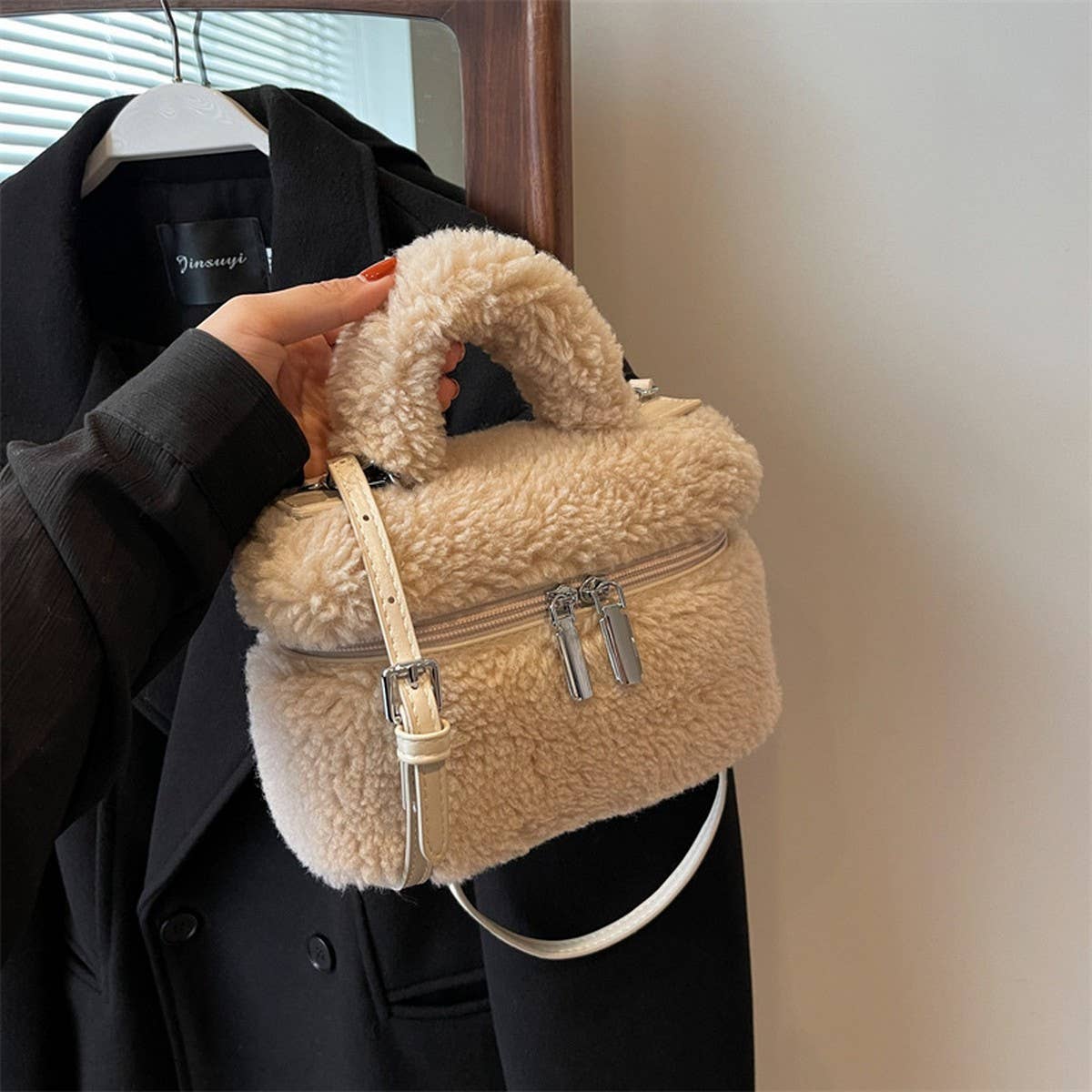 WINTER ONE-SHOULDER CROSSBODY LAMB PLUSH BAG_CWAB3924