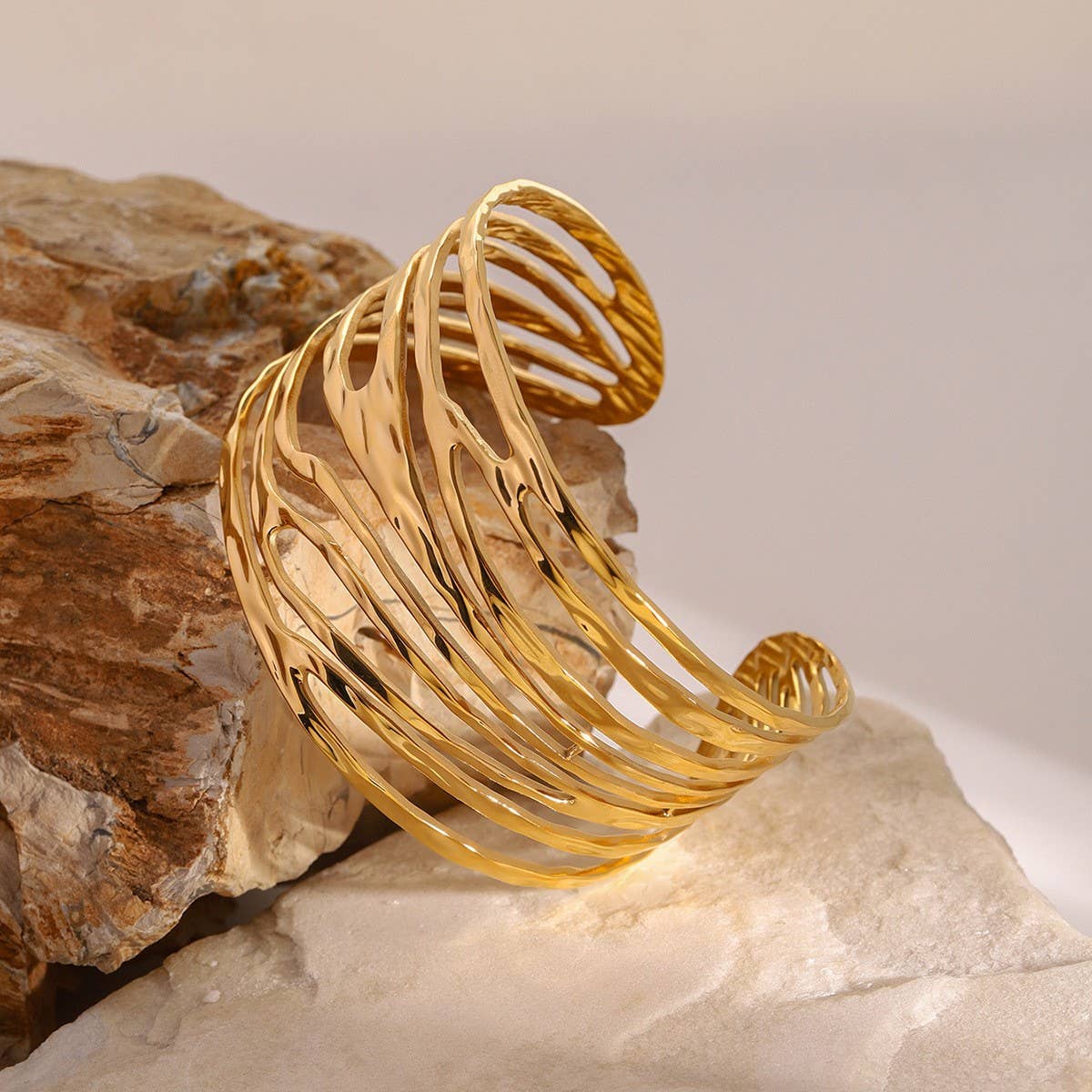 18K Gold Hollow Line Cuff, Fade-Resistant Steel_CWAJE4660