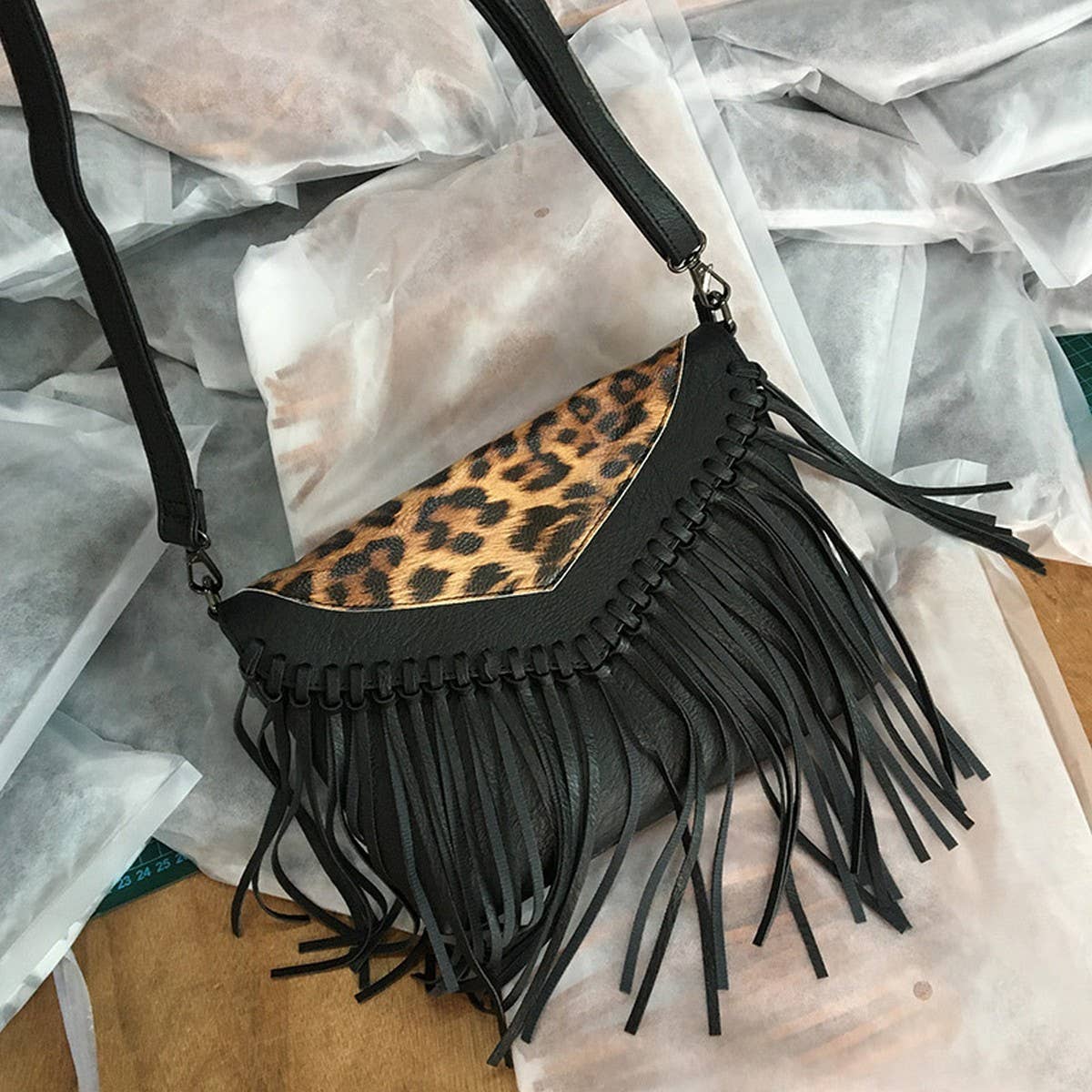 CWAB4565_LEOPARD PRINT TASSEL CHAIN SHOULDER BAG