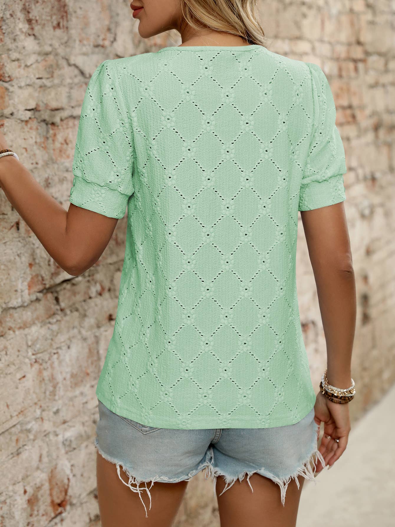 Solid color round neck cut-out button T-shirt