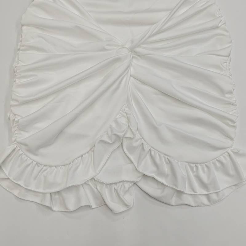 Solid-color pleated short dress wraps the hips