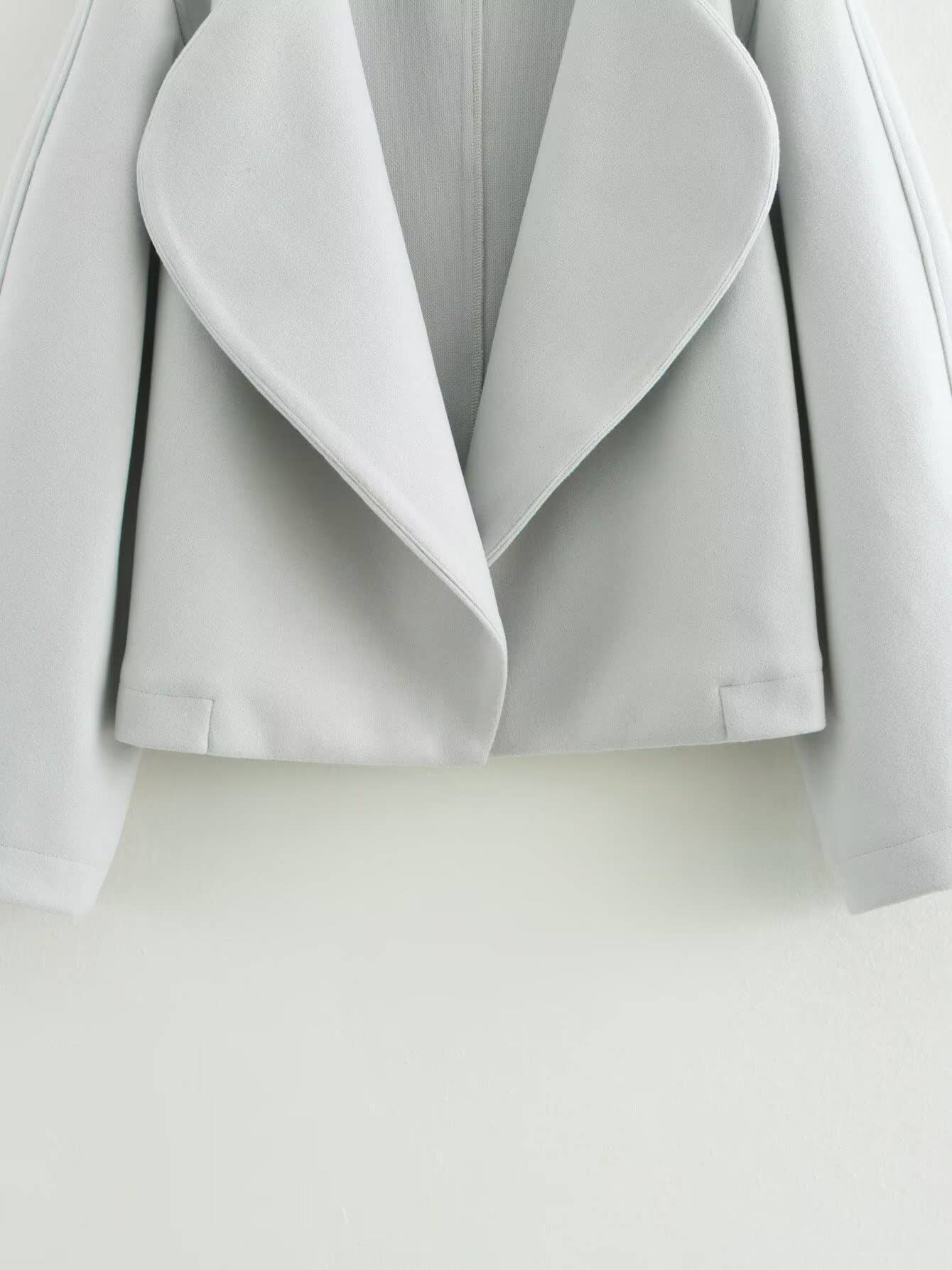 SIMPLE BLAZER WITH LARGE LAPELS AND NO BUTTONS