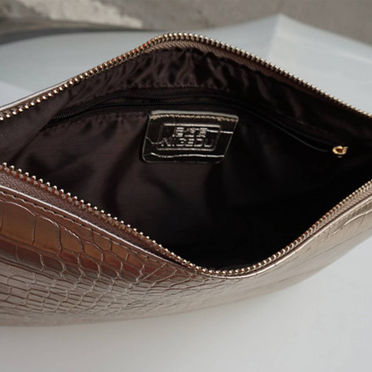 CROCODILE PATTERN GLOSSY HANDBAG_CWAB1379