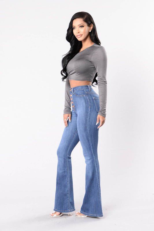 Fitting high-waisted,curvaceous flared jeans