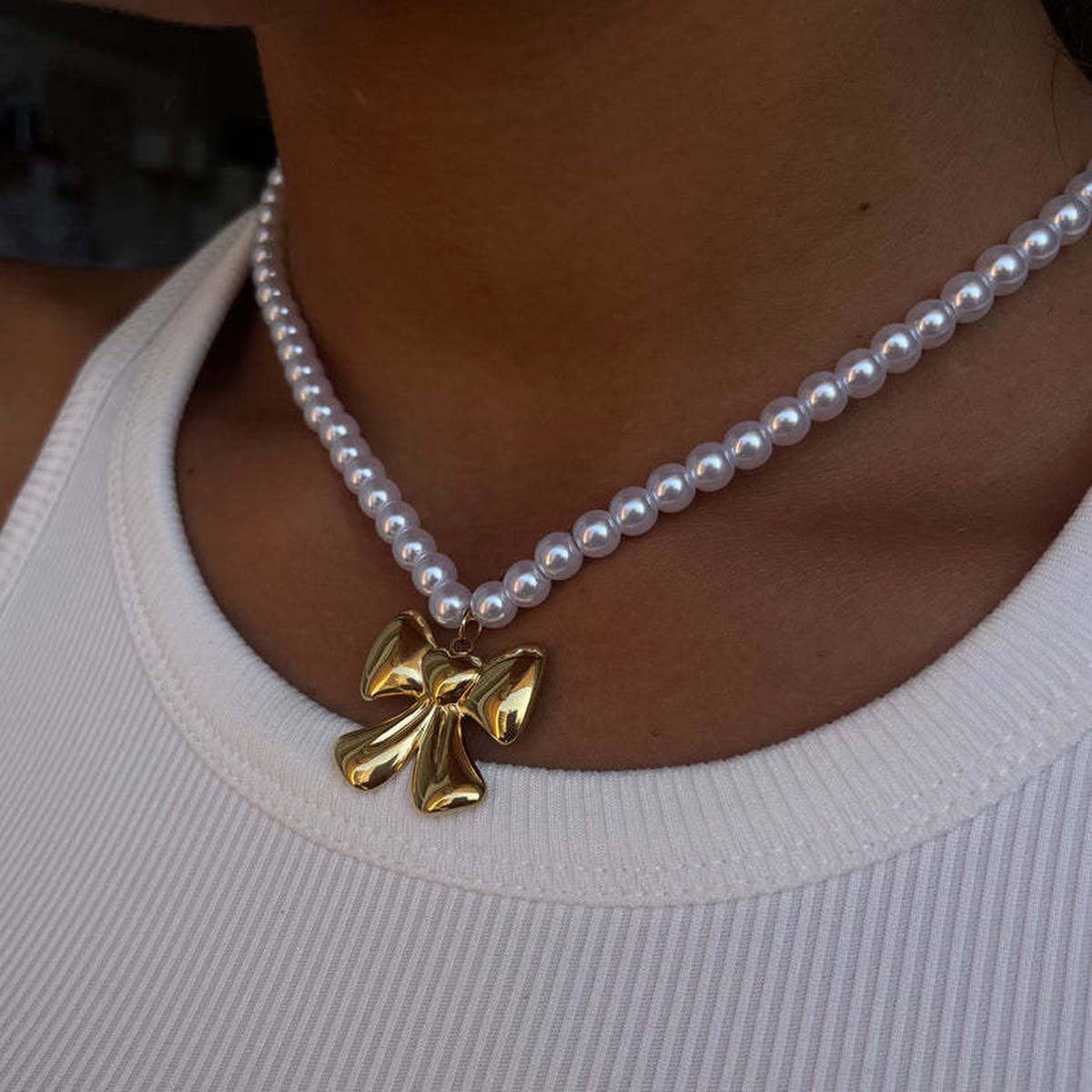 Women's elegant exaggerated bow necklace