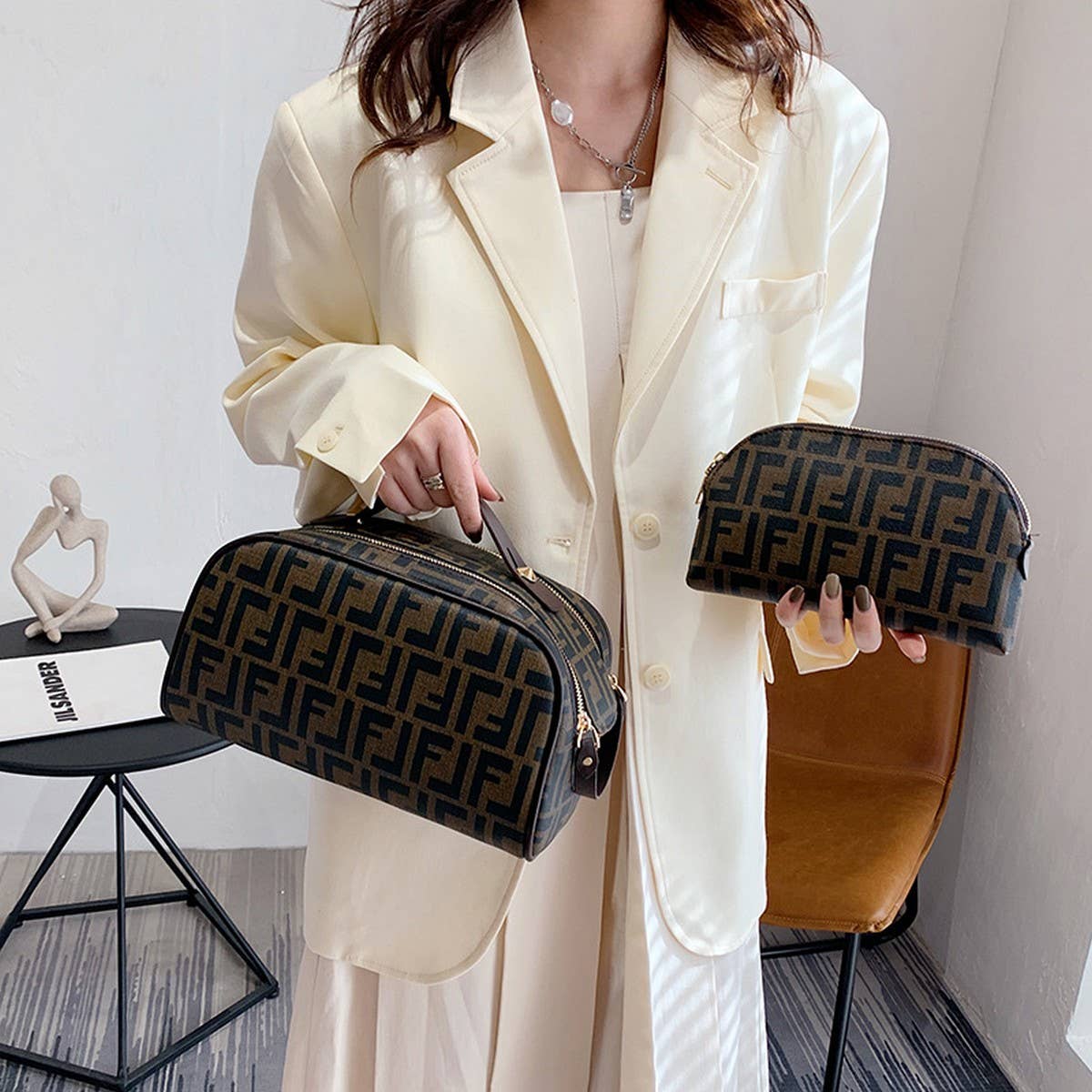 LETTER HAND-HELD LARGE CAPACITY COSMETIC BAG_CWAB4394