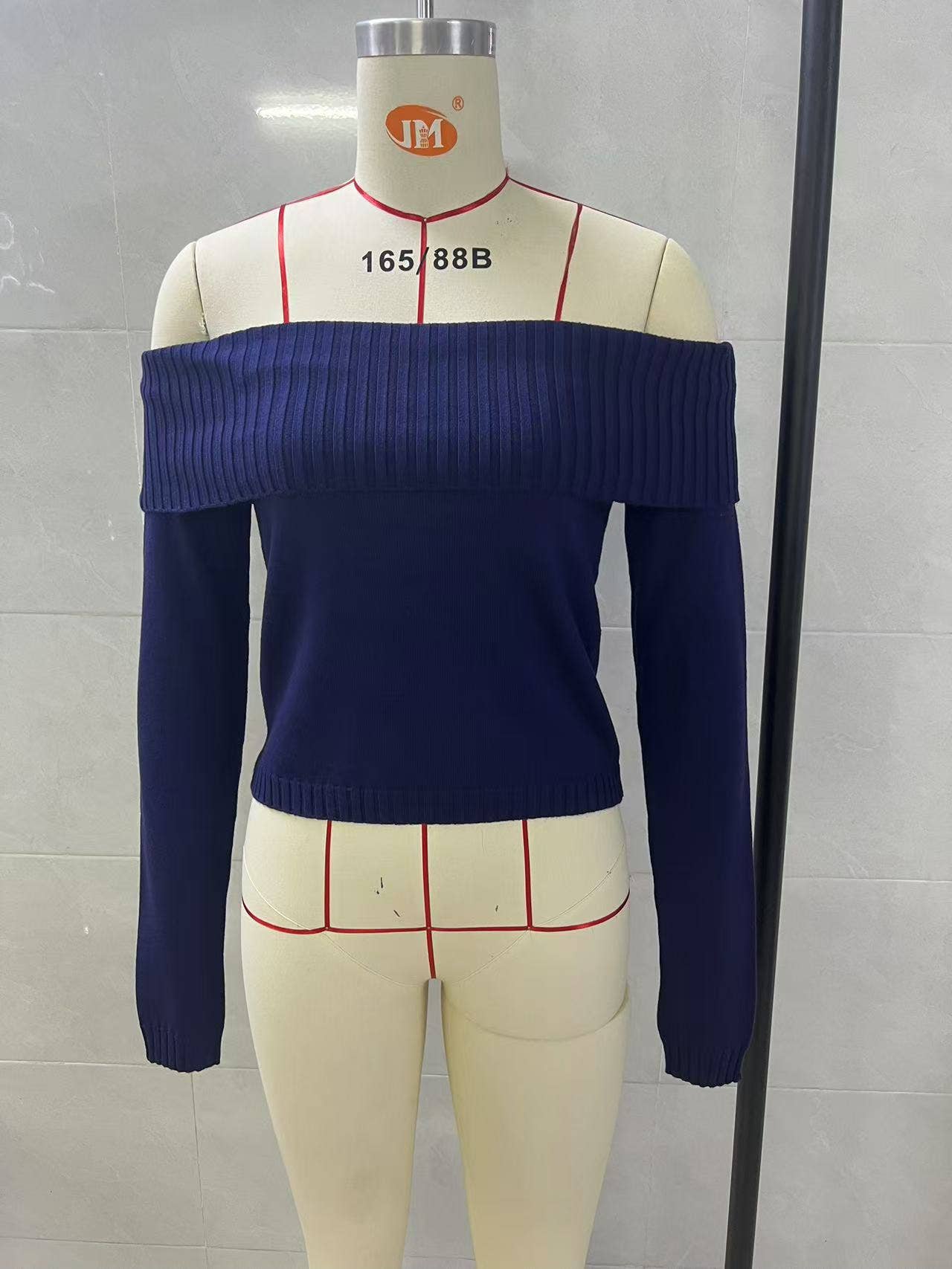 Solid-colored one-neck long-sleeved sweater