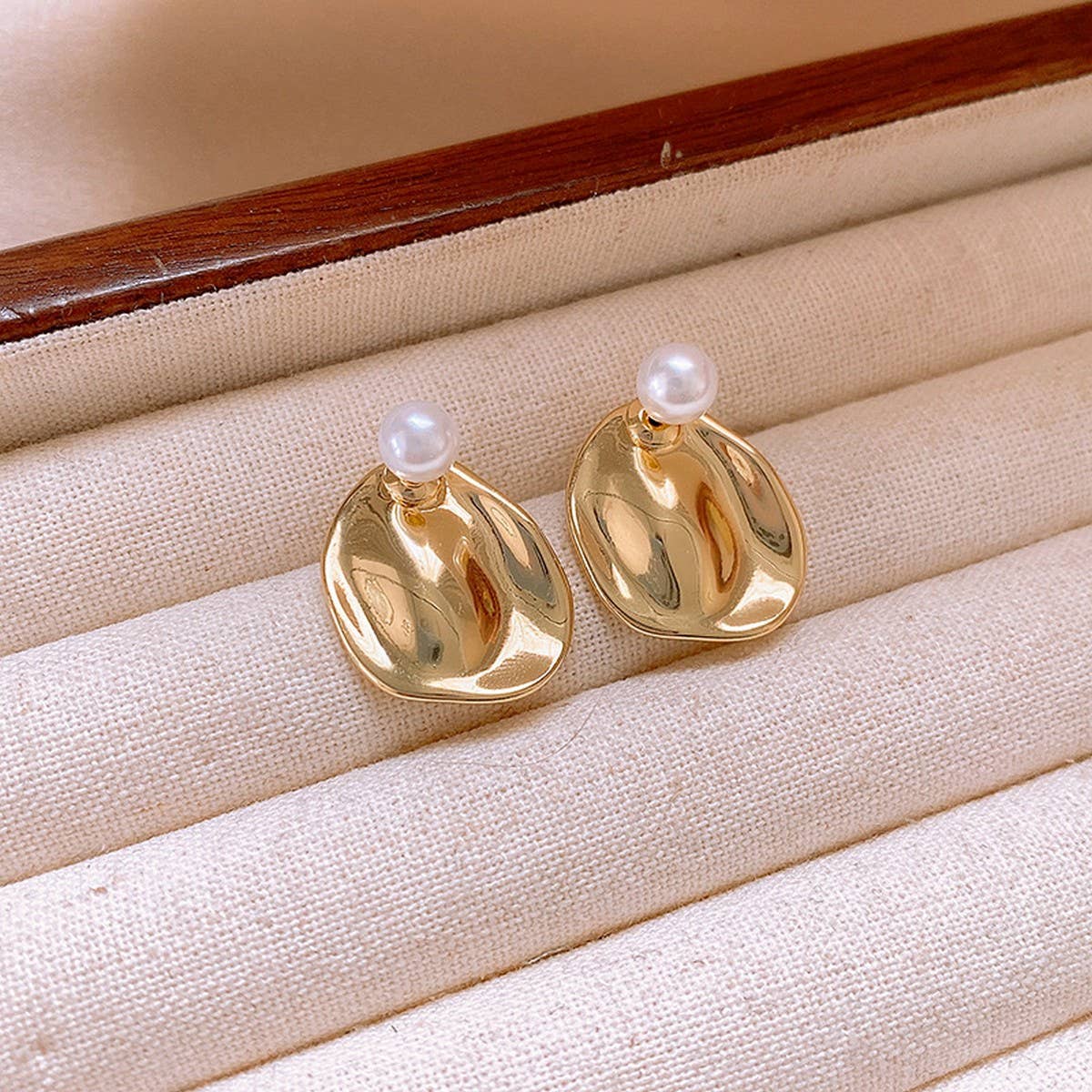 IRREGULAR ROUND PEARL PERSONALITY EARRINGS