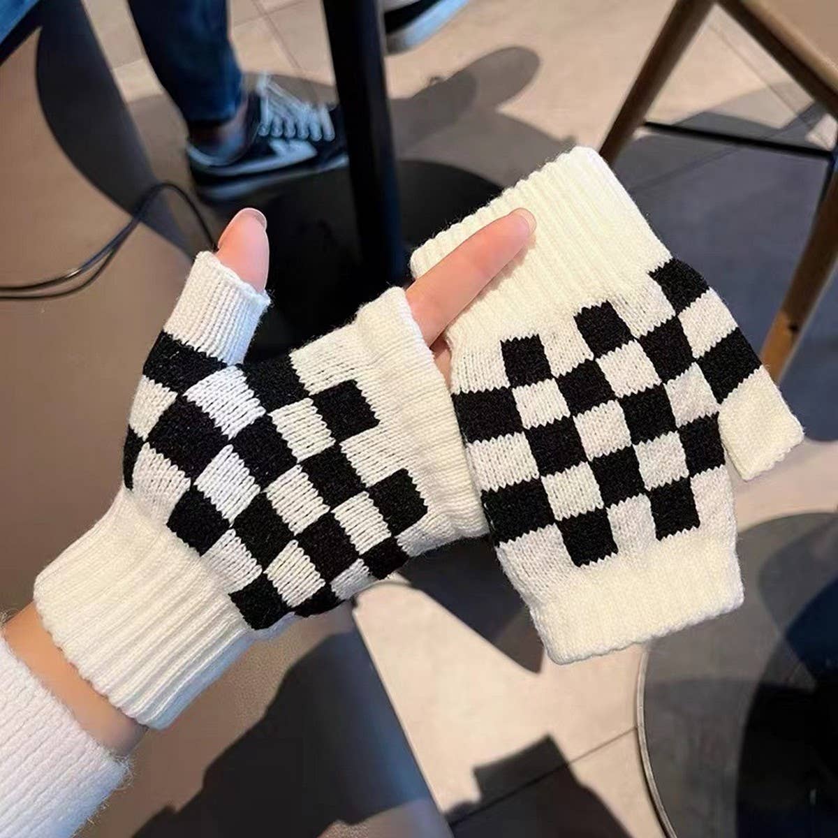 BLACK AND WHITE CHECKERBOARD HALF-FINGER GLOVES_CWAG0184