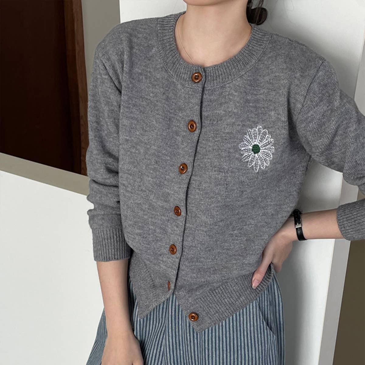 Embroidered crew-neck single-breasted cardigan