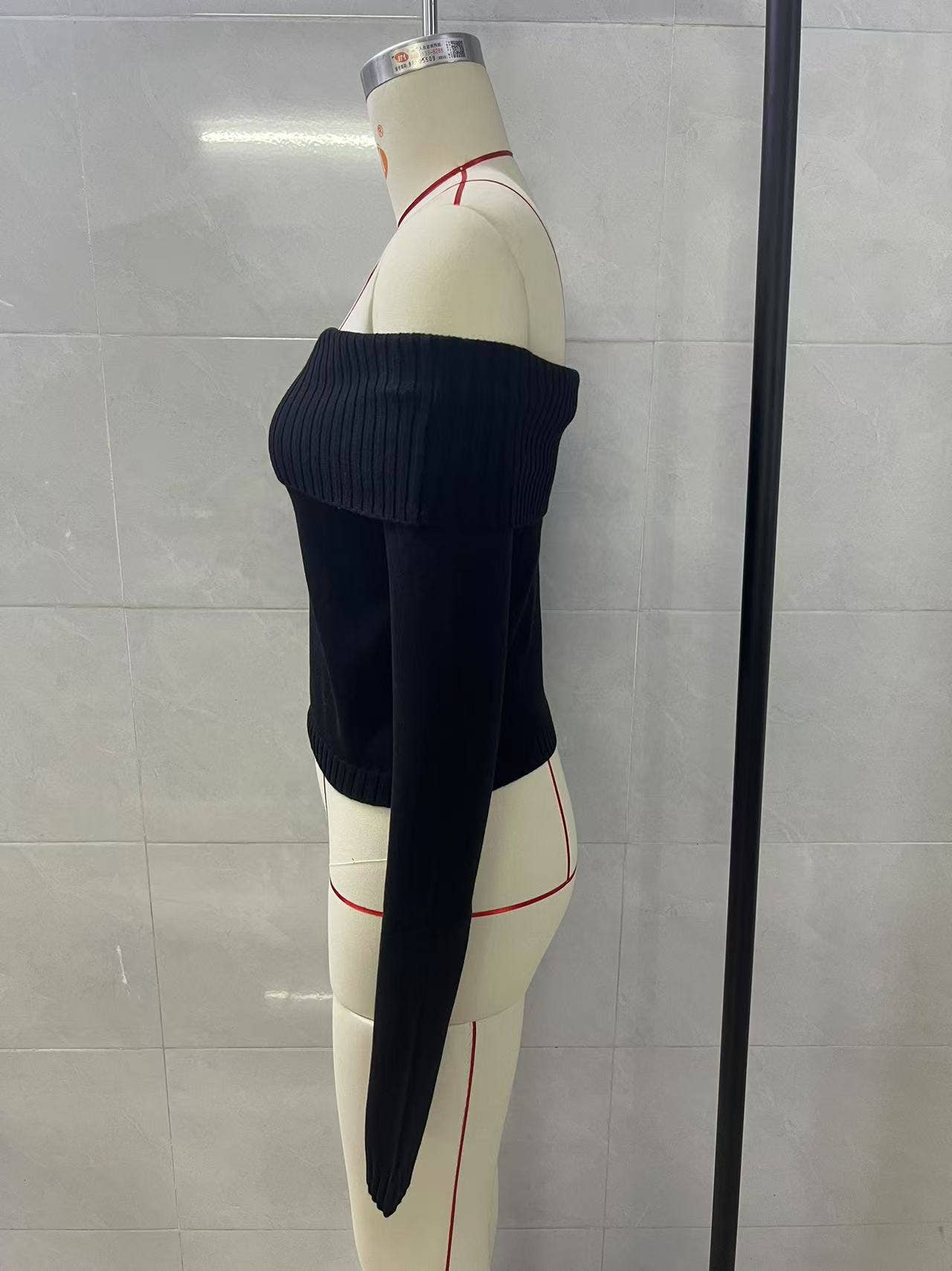 Solid-colored one-neck long-sleeved sweater