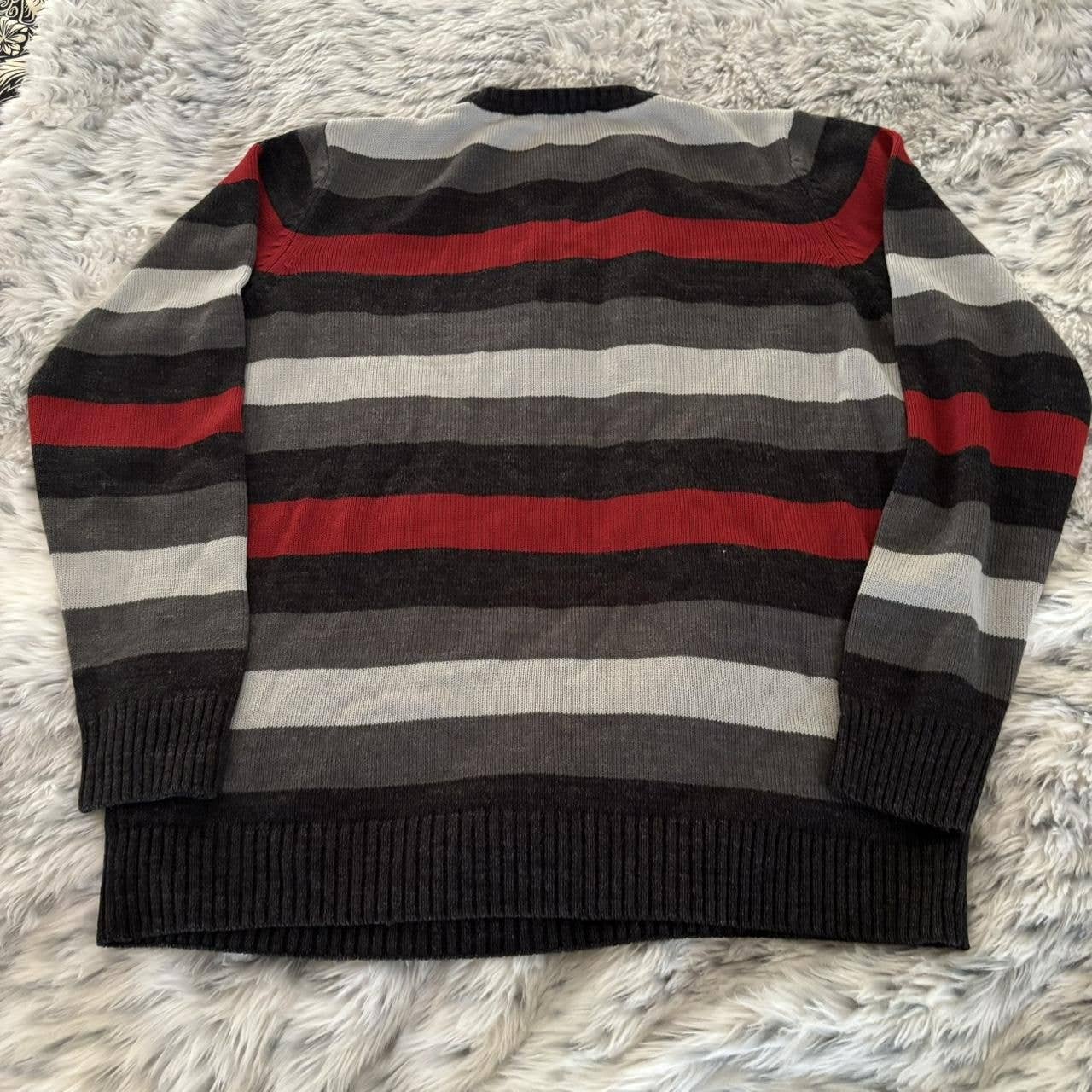 HORIZONTAL LONG SLEEVE CREW-NECK SWEATER