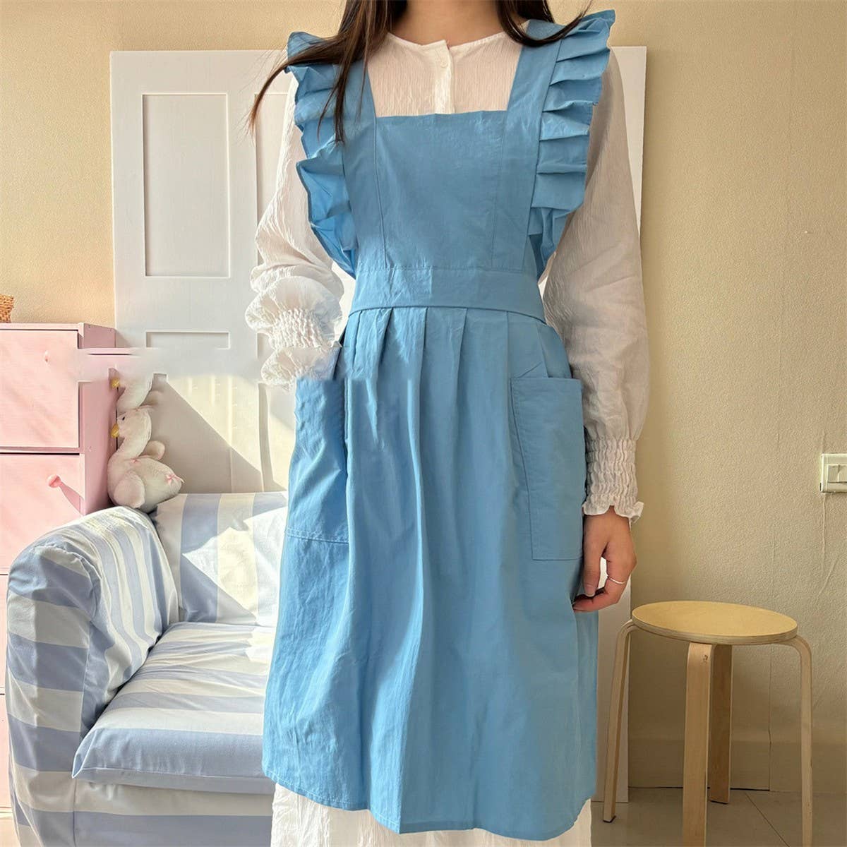 WATER-RESISTANT NYLON FLORAL RUFFLE CROSS APRON