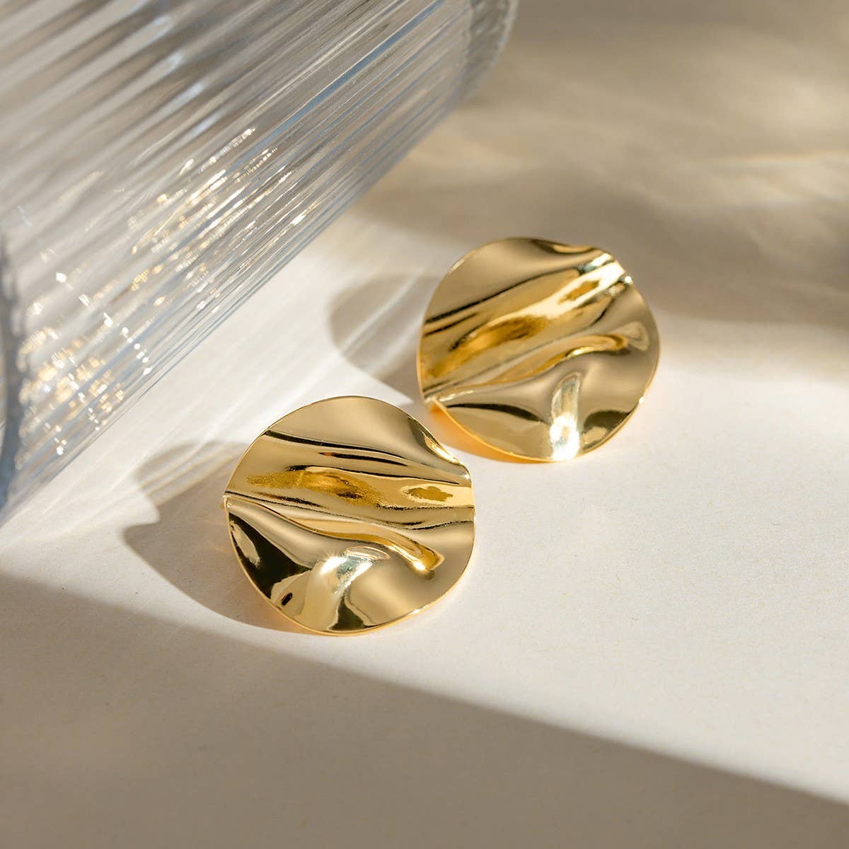 DELICATE GEOMETRIC PLEATED POLISHED EARRINGS