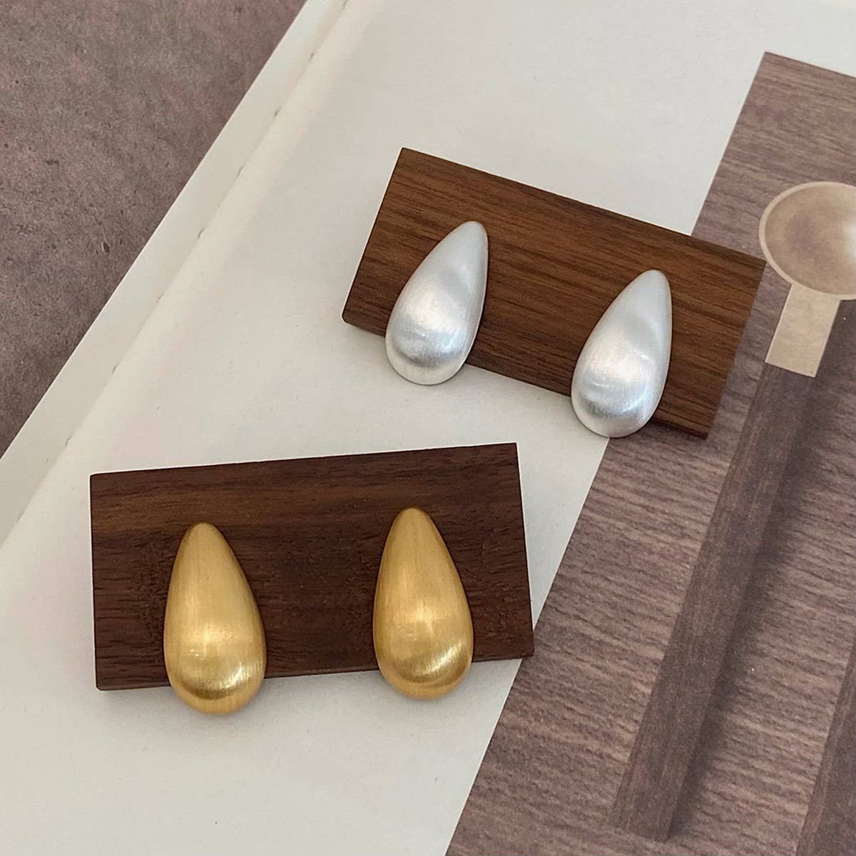 HIGH-GRADE GOLDEN WATER DROP EARRINGS FOR WOMEN